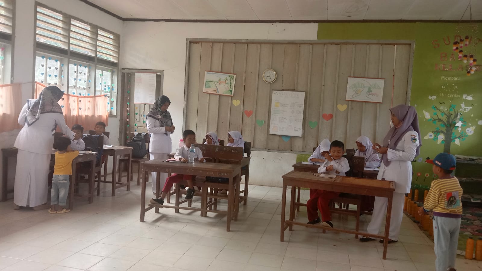 PEMBERIAN OBAT CACING PADA ANAK SEKOLAH PAUD/TK DIWILAYAH KERJA PUSKESMAS SURANTIH