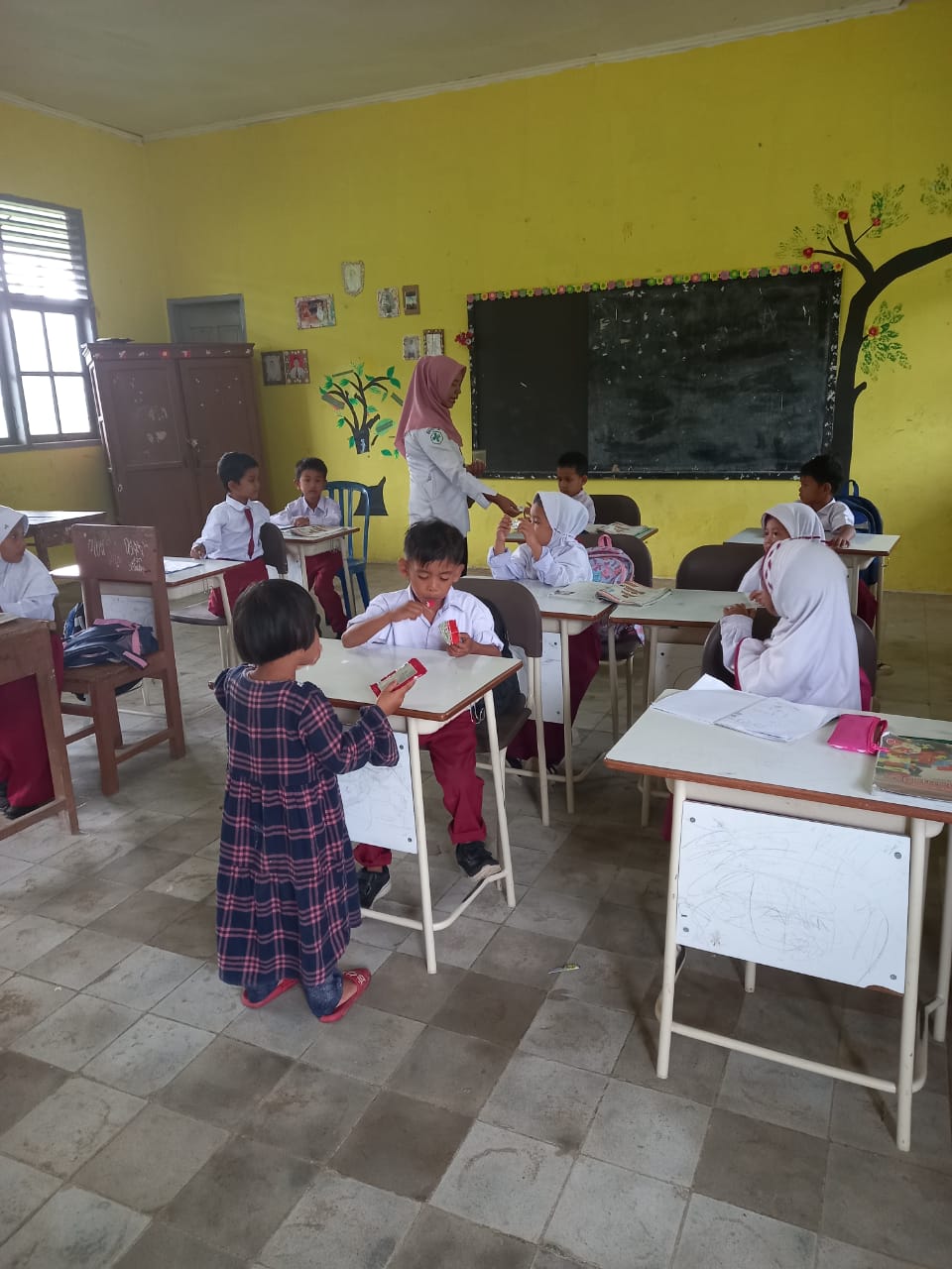 KEGIATAN PEMBERIAN OBAT PENCEGAHAN MASSAL ( POPM ) DI SDN 45 PULAU KARAM WILAYAH KERJA PUSKESMAS TAR