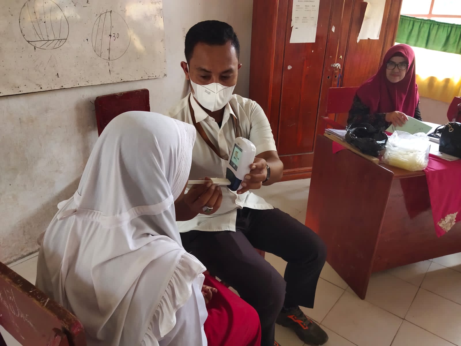 PEMERIKSAAN SMOKE LIZER PADA ANAK SEKOLAH DIWILKER PKM SURANTIH