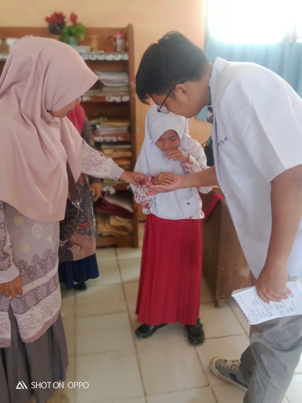 Petugas kusta dan frambusia dan  dokter puskesmas melakukan skrining ke SDN no  17 cimpu Surantih