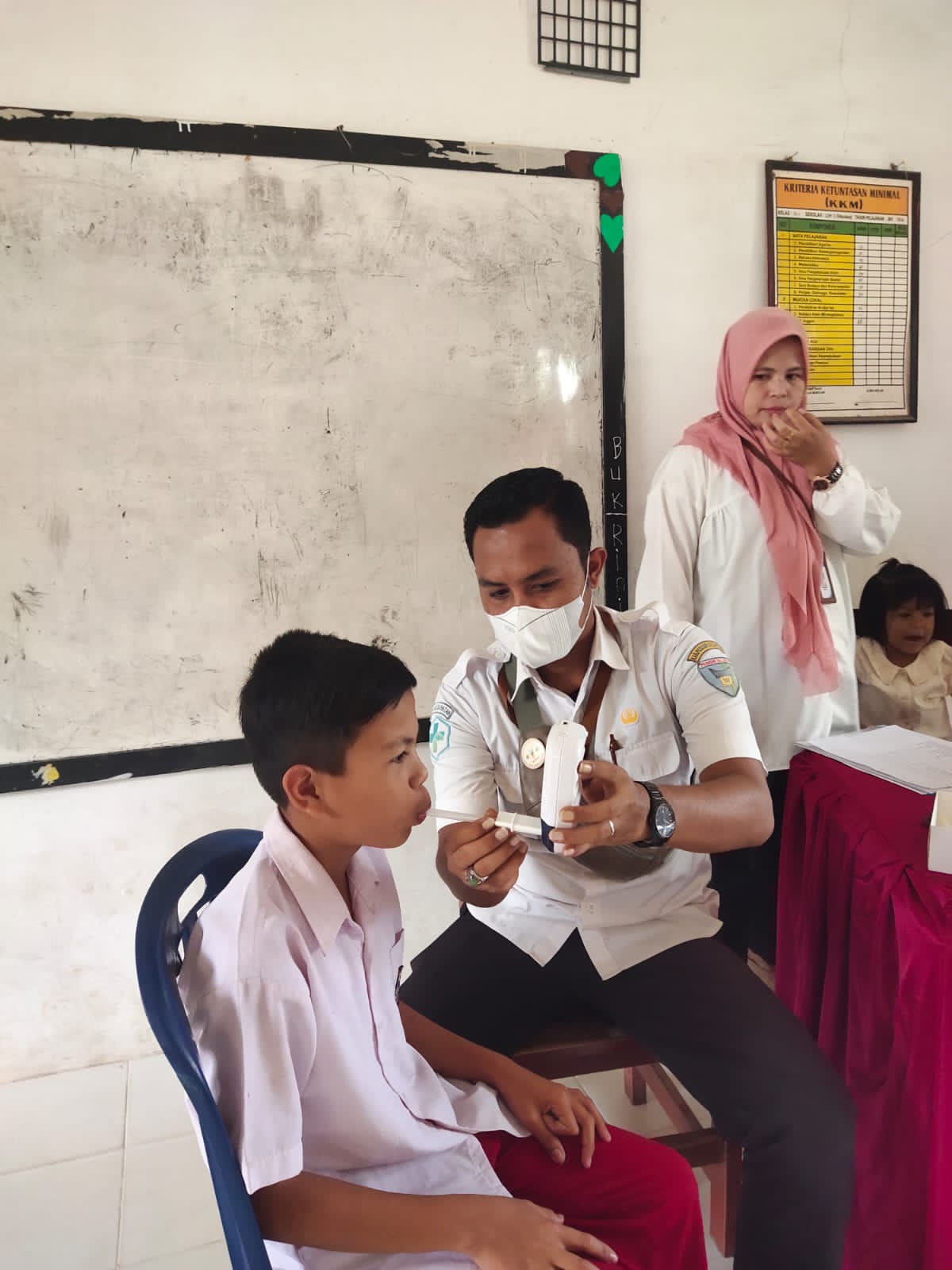 PEMERIKSAAN SMOKELIZER  pada sekolah dasar N 11 rawang gunung malelo kampung sariek SURANTIH