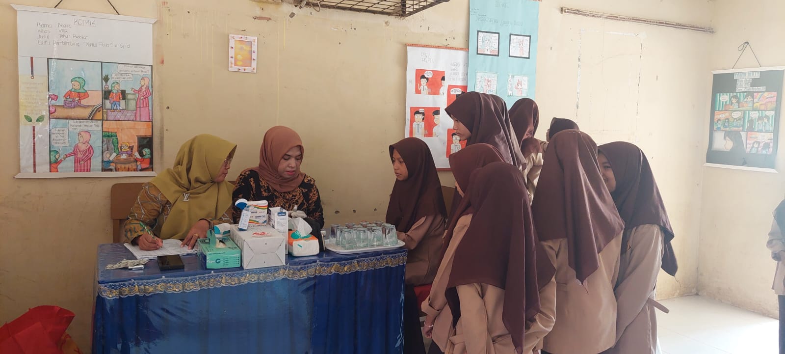 Pemberian Tablet  Tambah Darah dan Pemeriksaan HB Kepada Remaja Putri di SMP N 3 Lengayang Wilker Pu