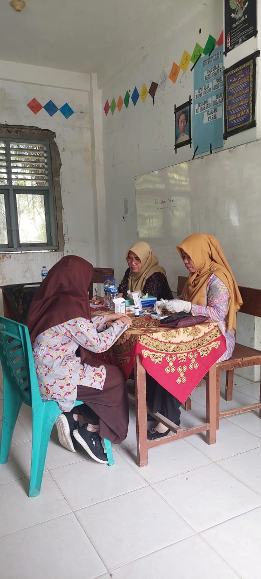 Pemberian Tablet  Tambah Darah dan Pemeriksaan HB Kepada Remaja Putri di MAM Lakitan Wilker Puskesma