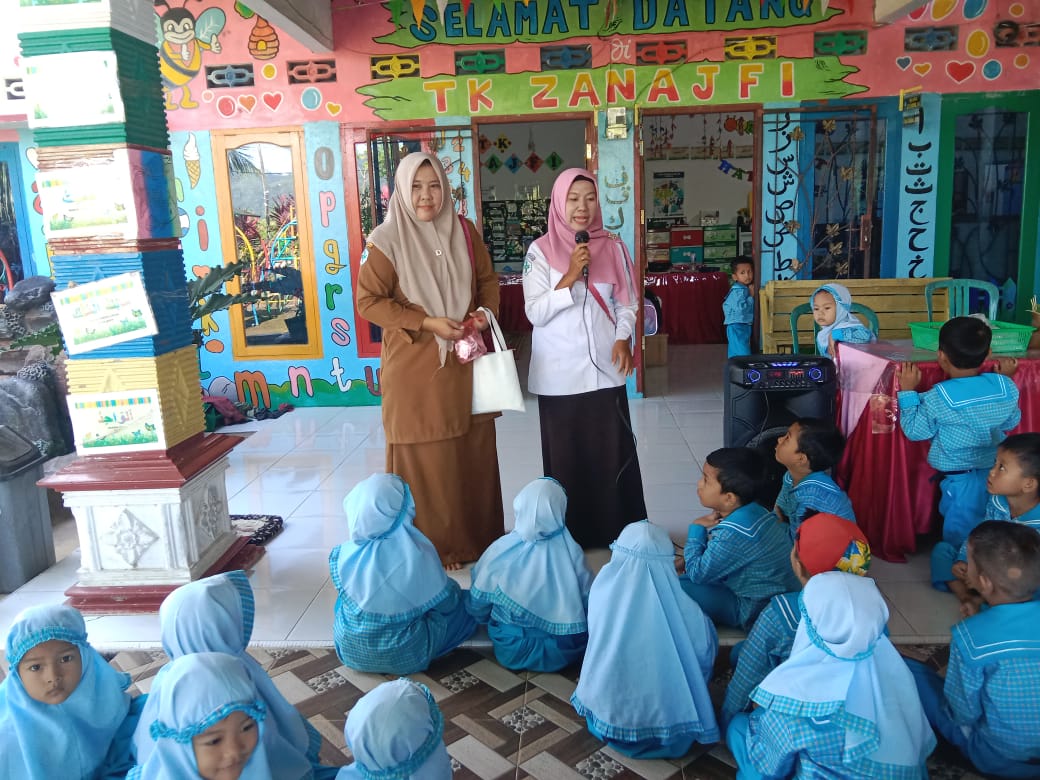 KEGIATAN PEMBERIAN OBAT PENCEGAHAN MASSAL ( POPM ) DI PAUD KASIH TK. ZANAJFI WILAYAH KERJA PUSKESMAS