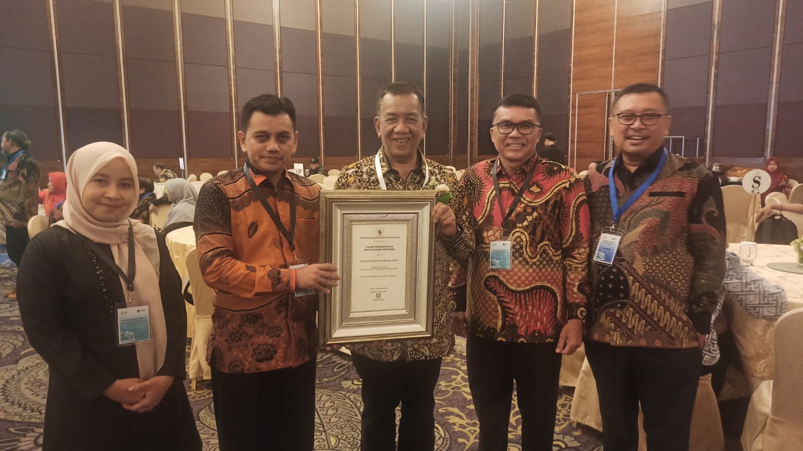 Dinas Kesehatan Kabupaten Pesisir Selatan menerima penghargaan swastisaba kategori wistara