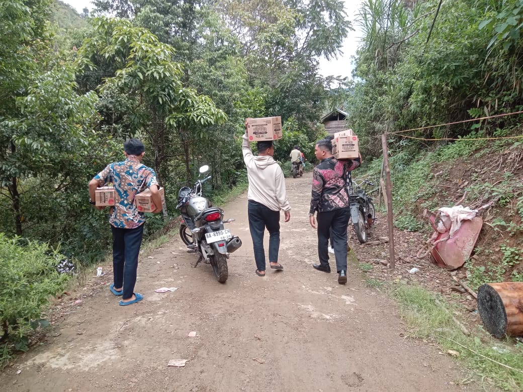 Tim Kesehatan (TGC) Pusk Asam Kumbang memberikan pertolongan kesehatan terhadap warga di Ngalau Gada