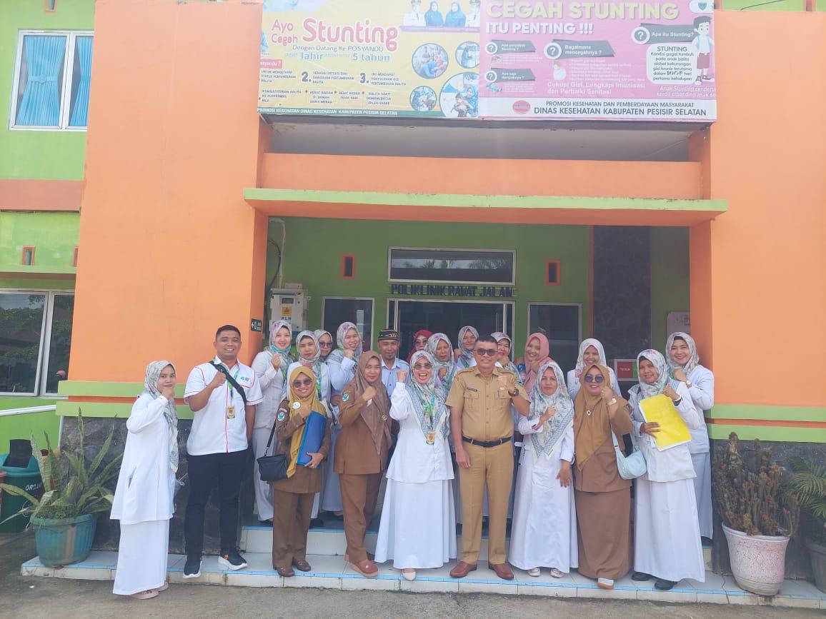 Kepala dinas kesehatan kab. Pessel beserta tim Dinkes melakukan kunjungan pustu dan poskesri