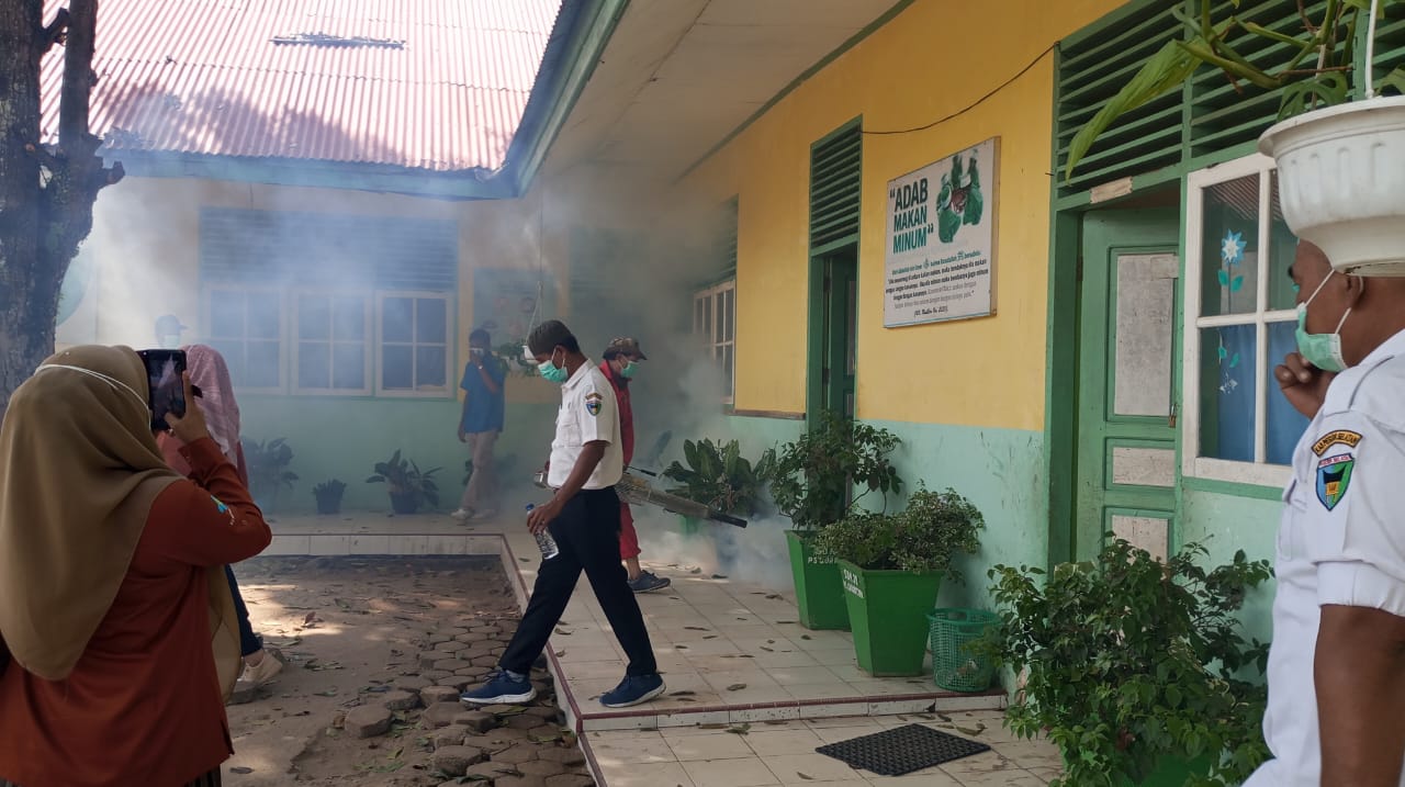 PKM surantih kegiatan fogging (pengasapan) dikampung pasir samudera surantih