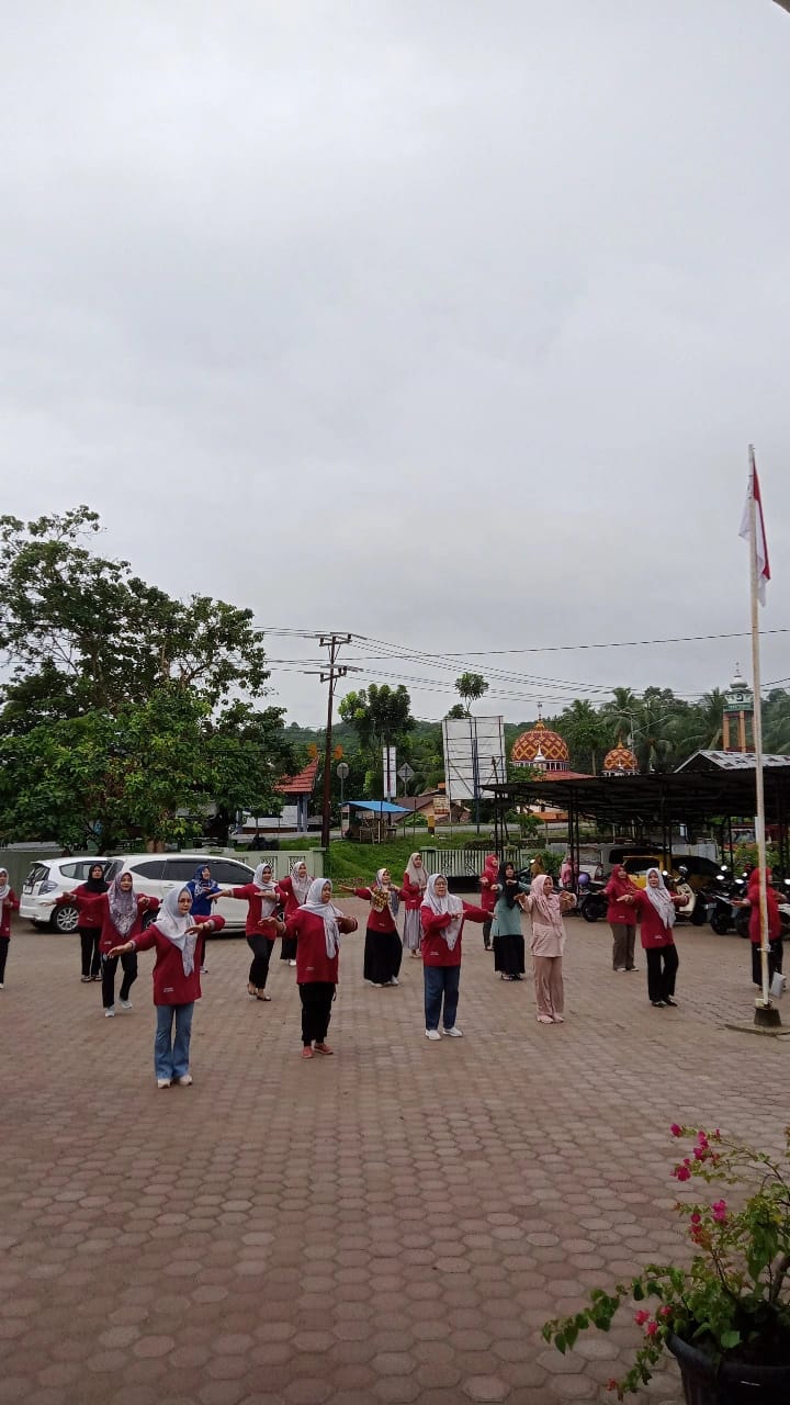 SENAM PAGI DI HALAMAN PUSKESMAS BALAI SELASA
