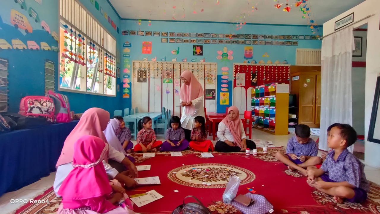 Pemberian obat cacing pada anak TK Puskesmas Asam Kumbang