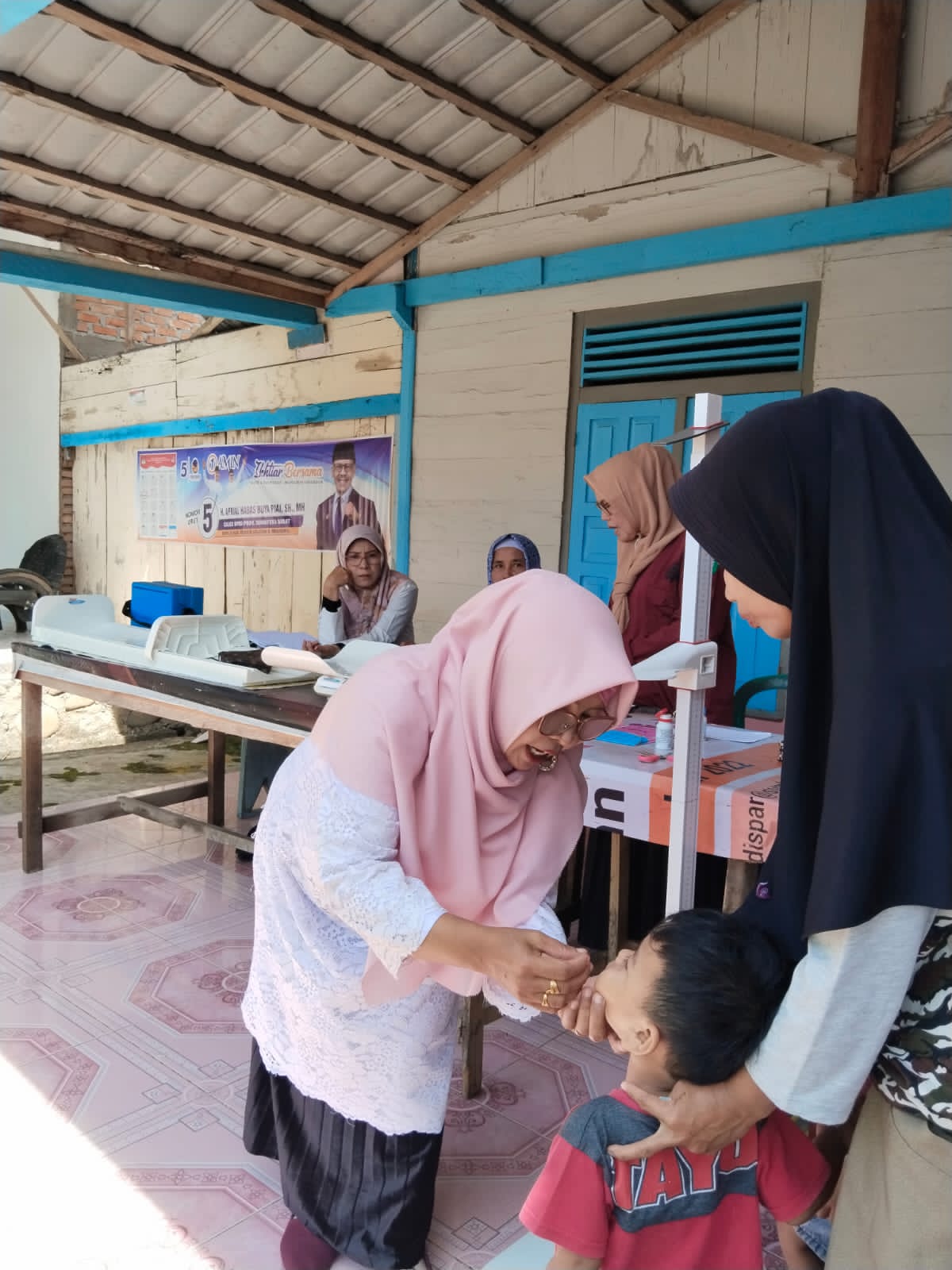 PKM BL SELASA PENDISTRIBUSIAN KAPSUL VITAMIN A DAN PENIMBANGAN MASSAL DI POSYANDU MELATI DAN ALAMAND