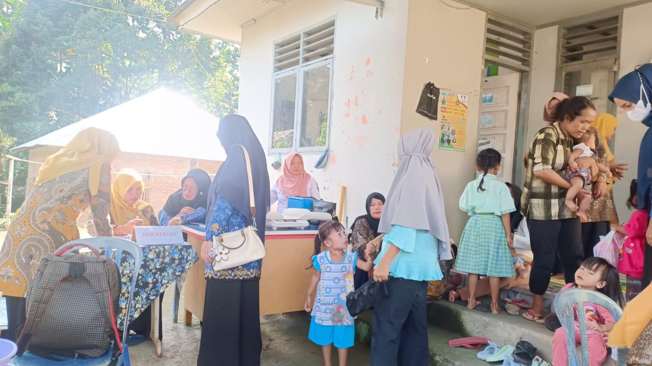 Pemantauan kegiatan penimbangan massal dan pemberian Vitamin A di Wilker PKM BBB