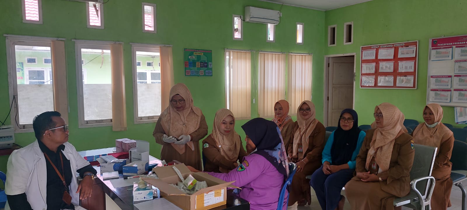 Pelaksanaan kegiatan skrining dan pemberian vaksin Hepatitis B di UPT Puskesmas Kambang