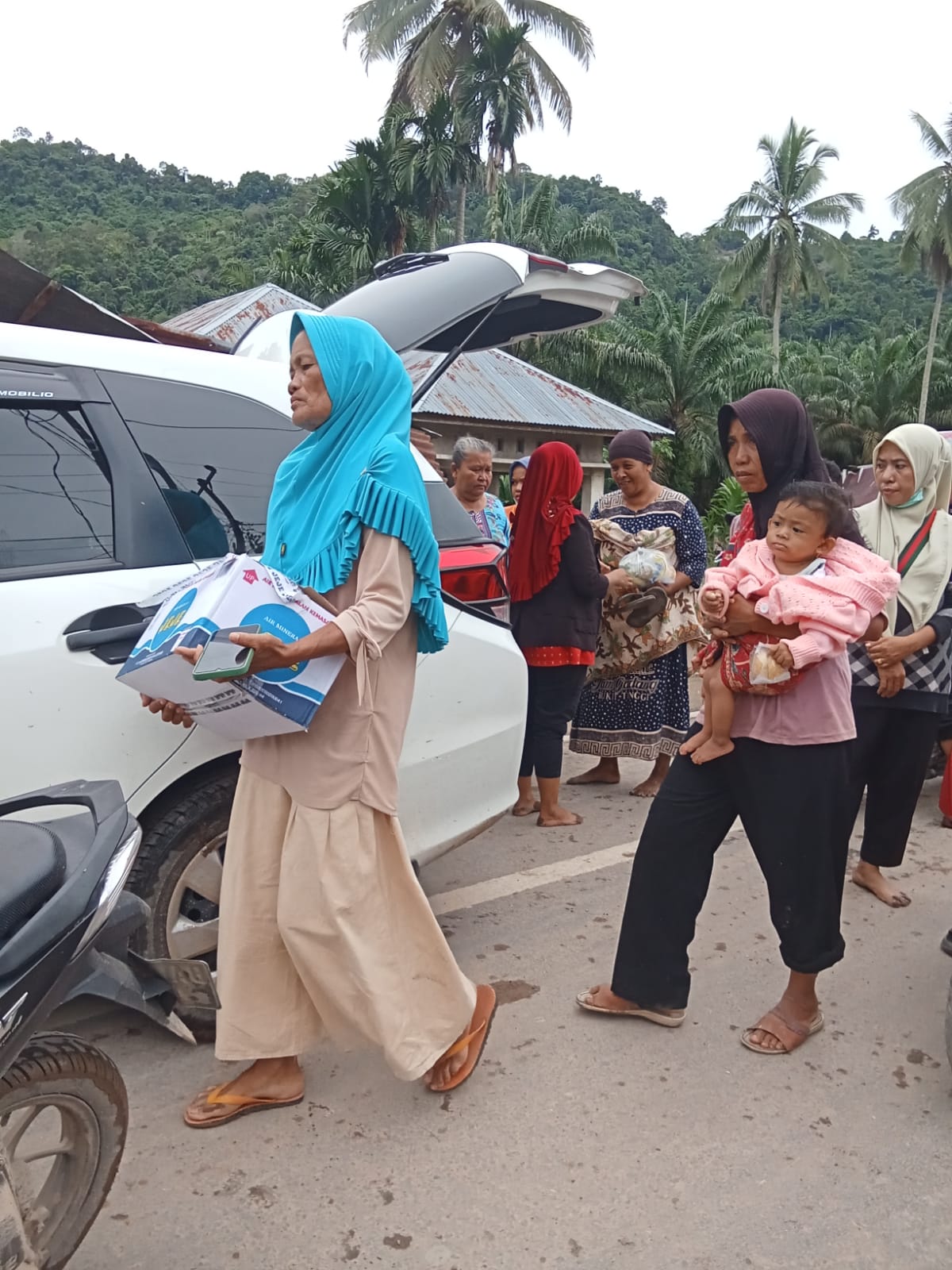 Tim Dinas Kesehatan melakukan kunjugan dan memberikan bantuan obat2an,sembako dan pakaian kepada mas