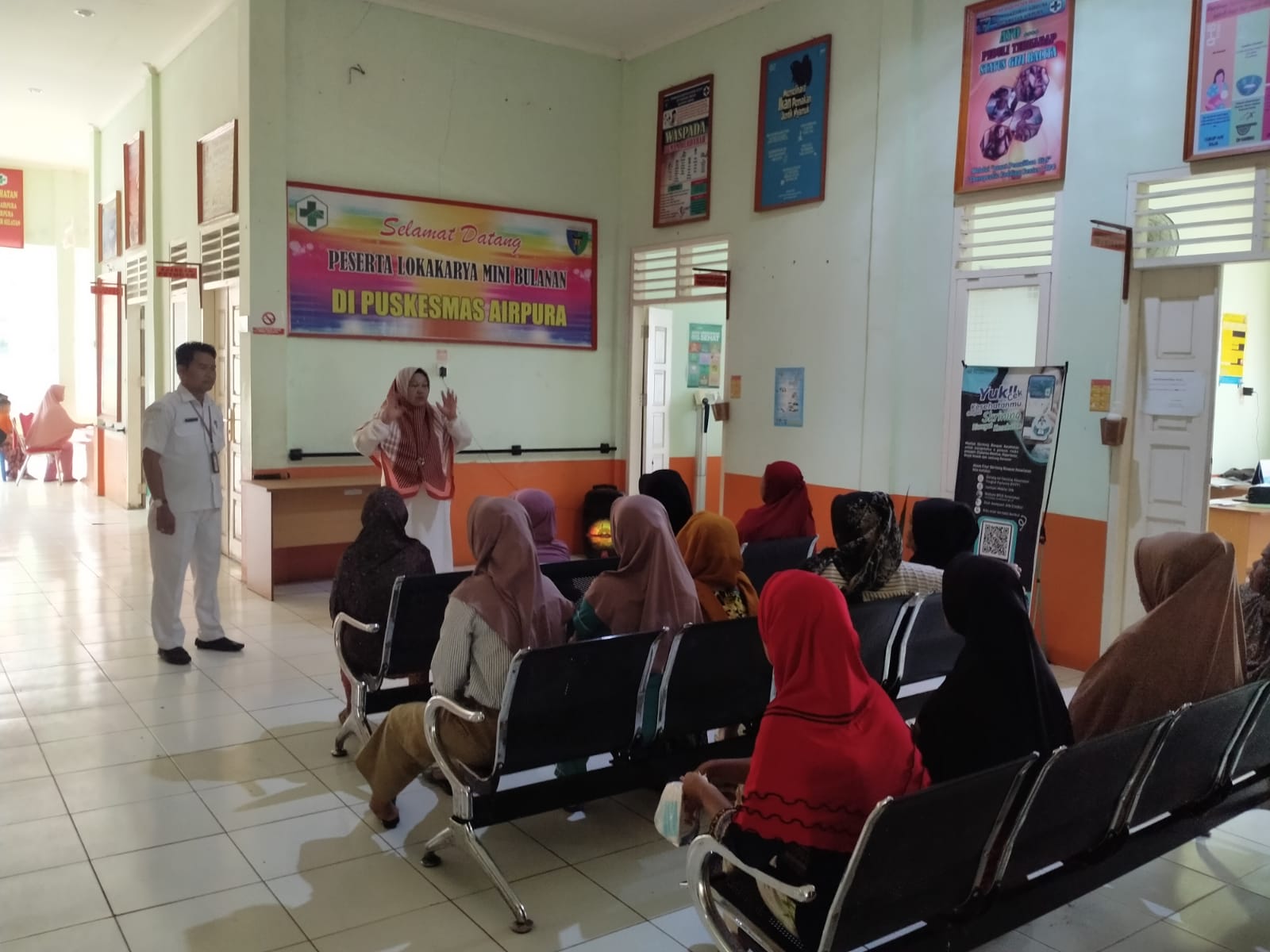 PKM Airpura melakukan penyuluhan dalam gedung oleh petugas Promkes dan didampingi petugas survelans 