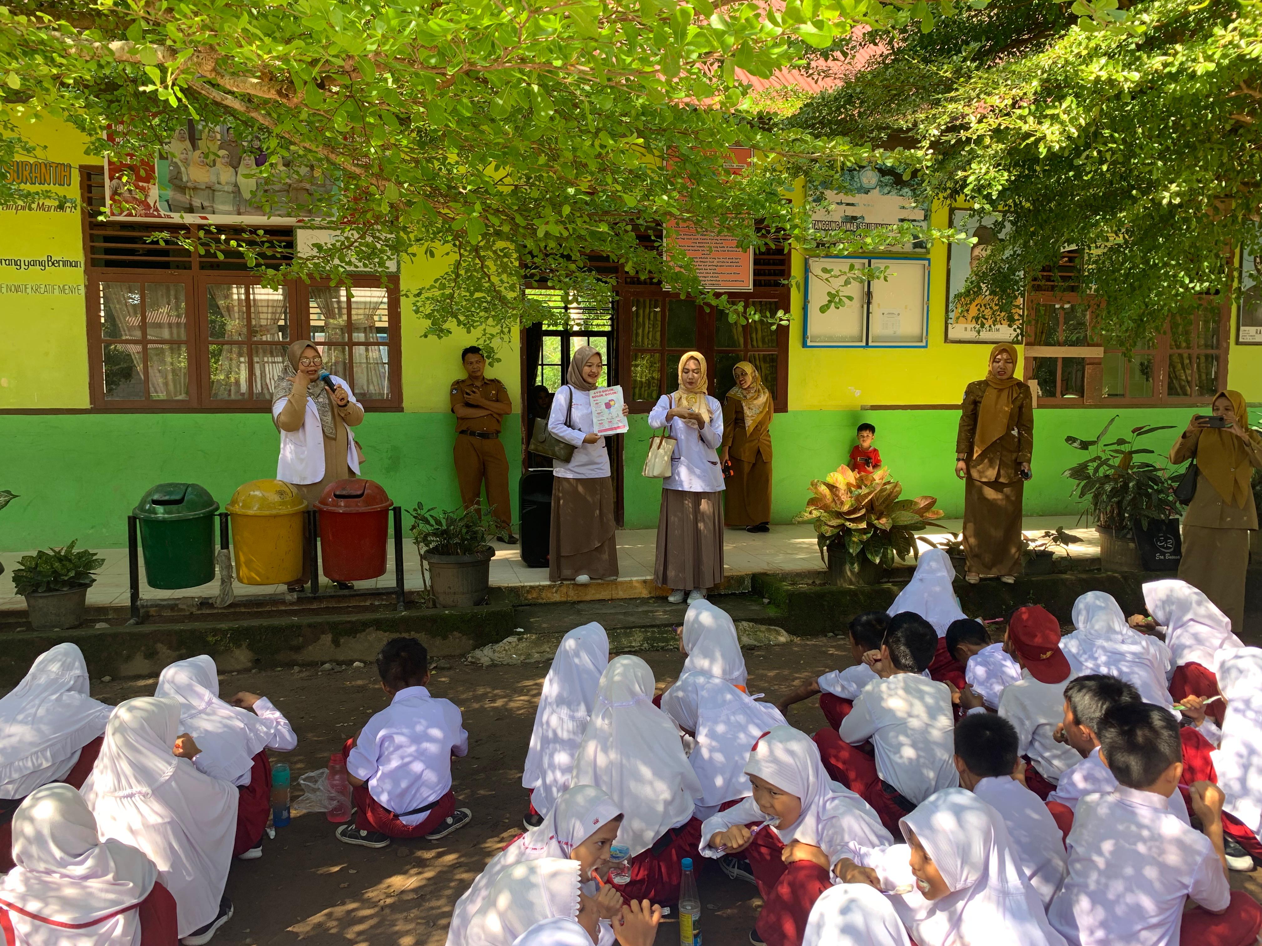 Sikat gigi massal di SDN 17 Pasar Surantih