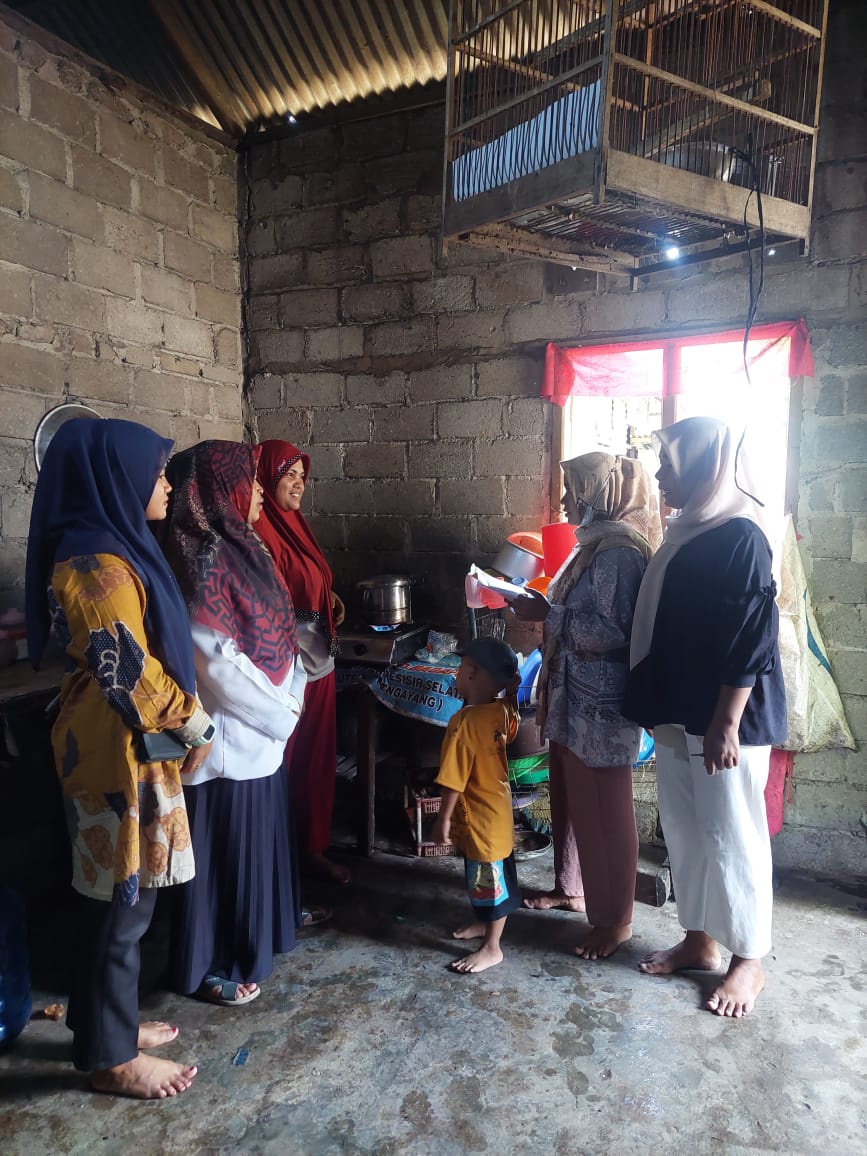 PKM Surantih Para Kader Memberikan Penyuluhan ke Rumah Ibu dan Balita yang Rentan Diare