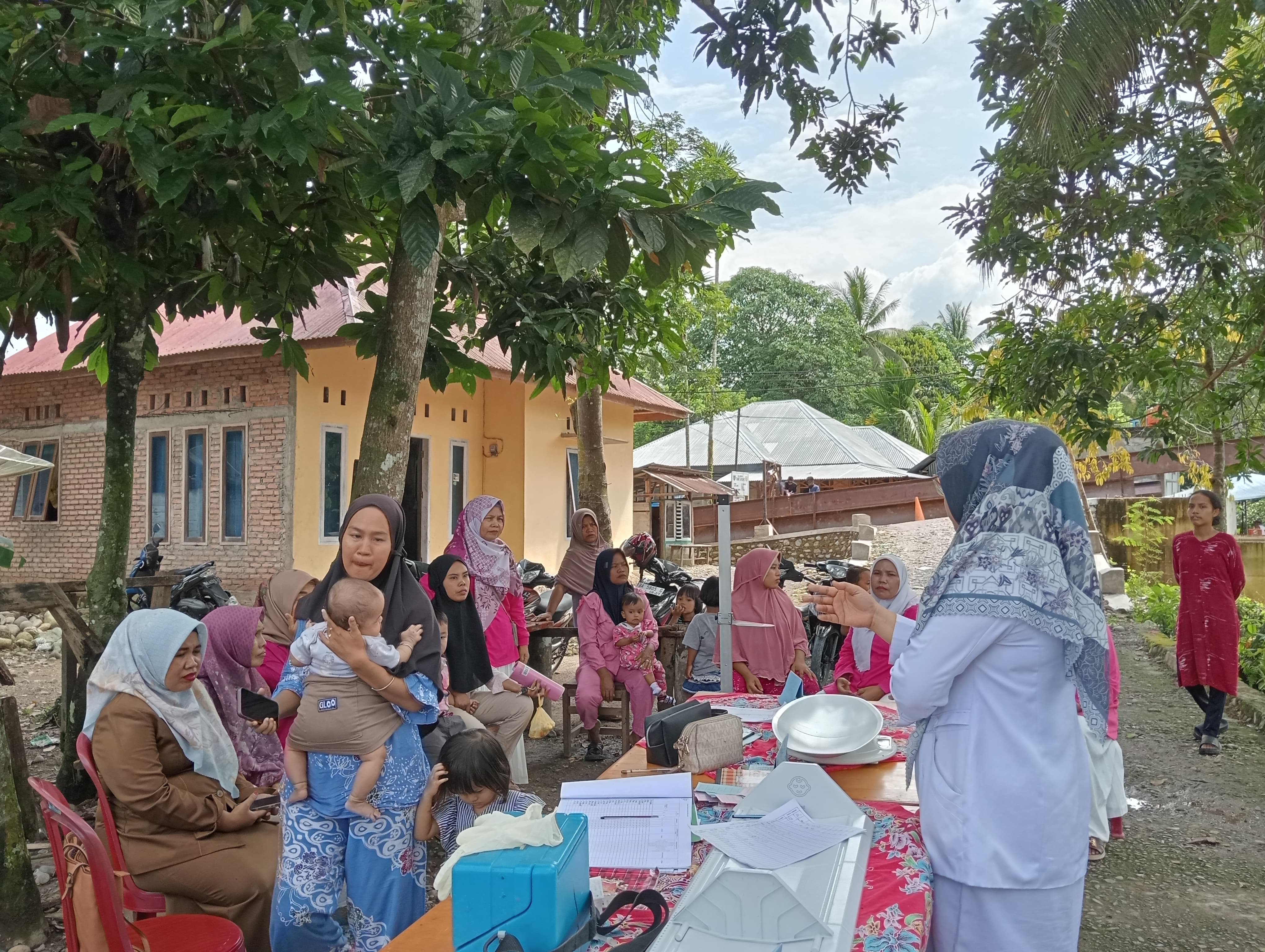 PKM Koto Berapak Melakukan penyuluhan kesehatan dan pemantauan gizi balita