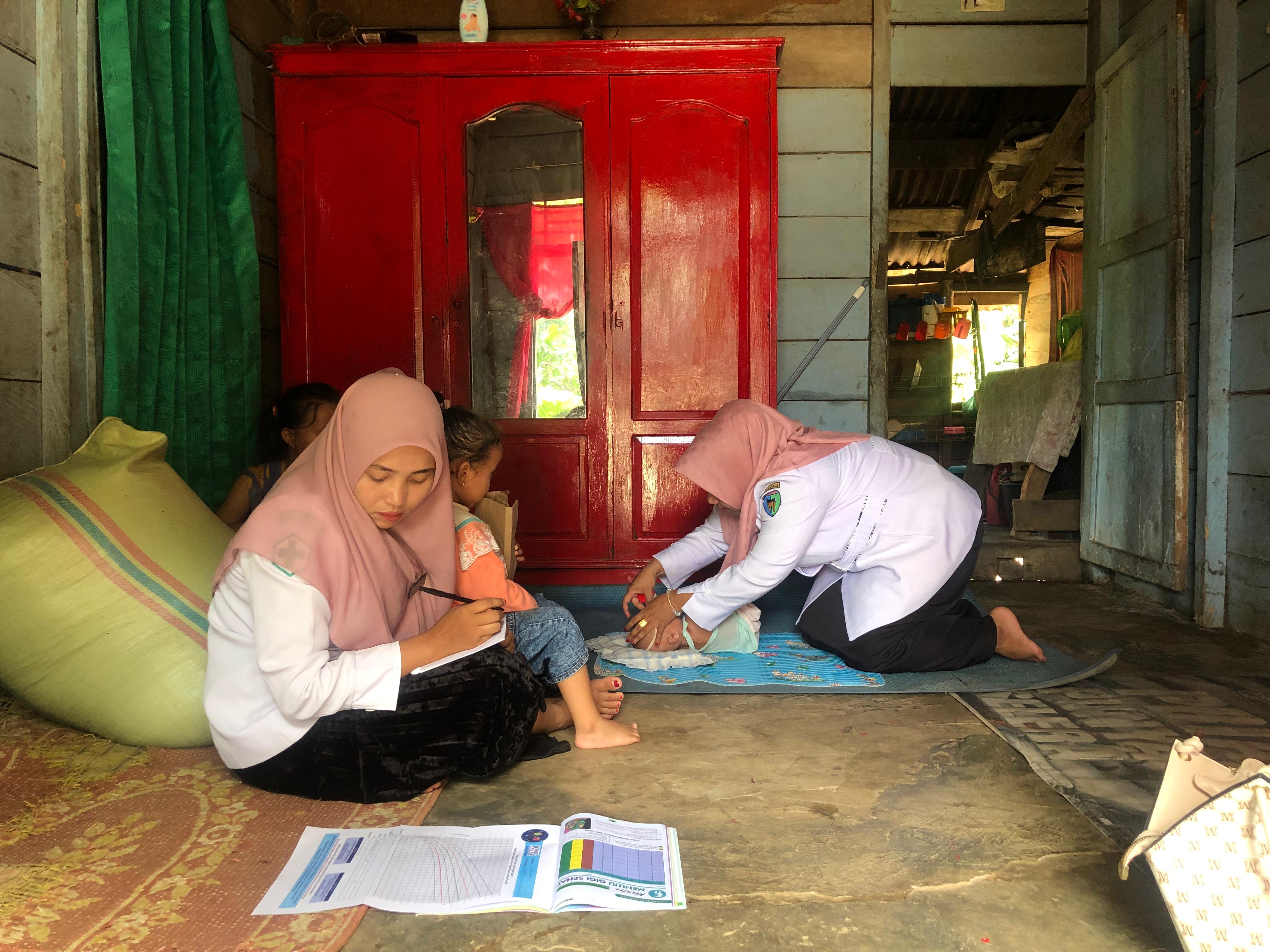 Petugas Puskesmas Ranah Ampek Hulu Tapan Kunjungan Lapangan Pada Bayi di Nagari Simpang Gunung Tapan