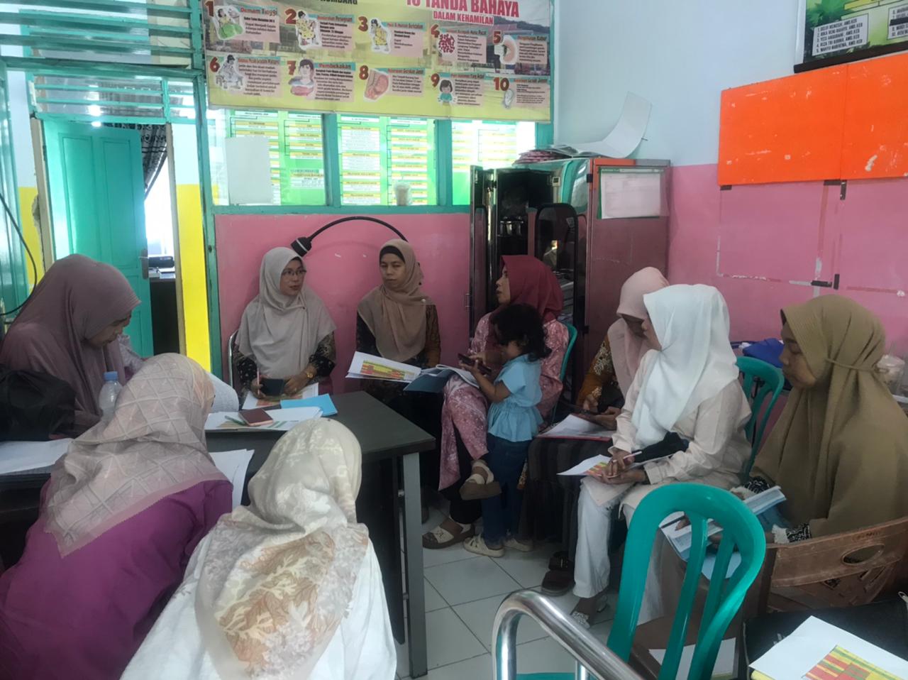 Pertemuan Validasi dan Evaluasi Data Gizi Kesehatan Ibu dan Anak ( GIKIA )di Puskesmas Asam kumbang