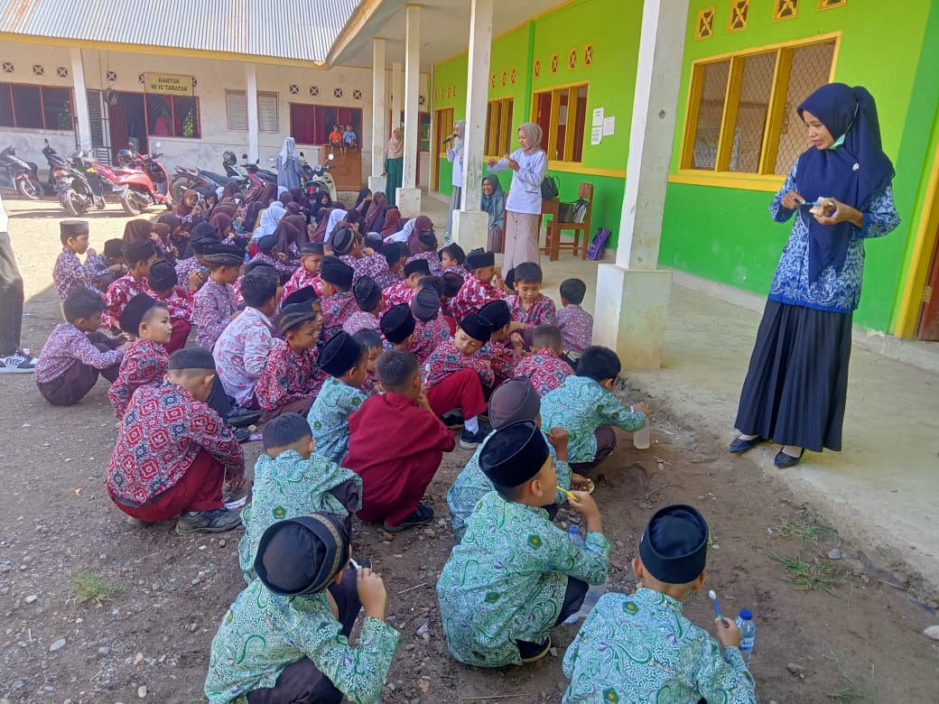 Kegiatan luar gedung di wilayah puskesmas Surantih  yaitu UKGS. \"Sikat gigi massal di MI Insan Cend