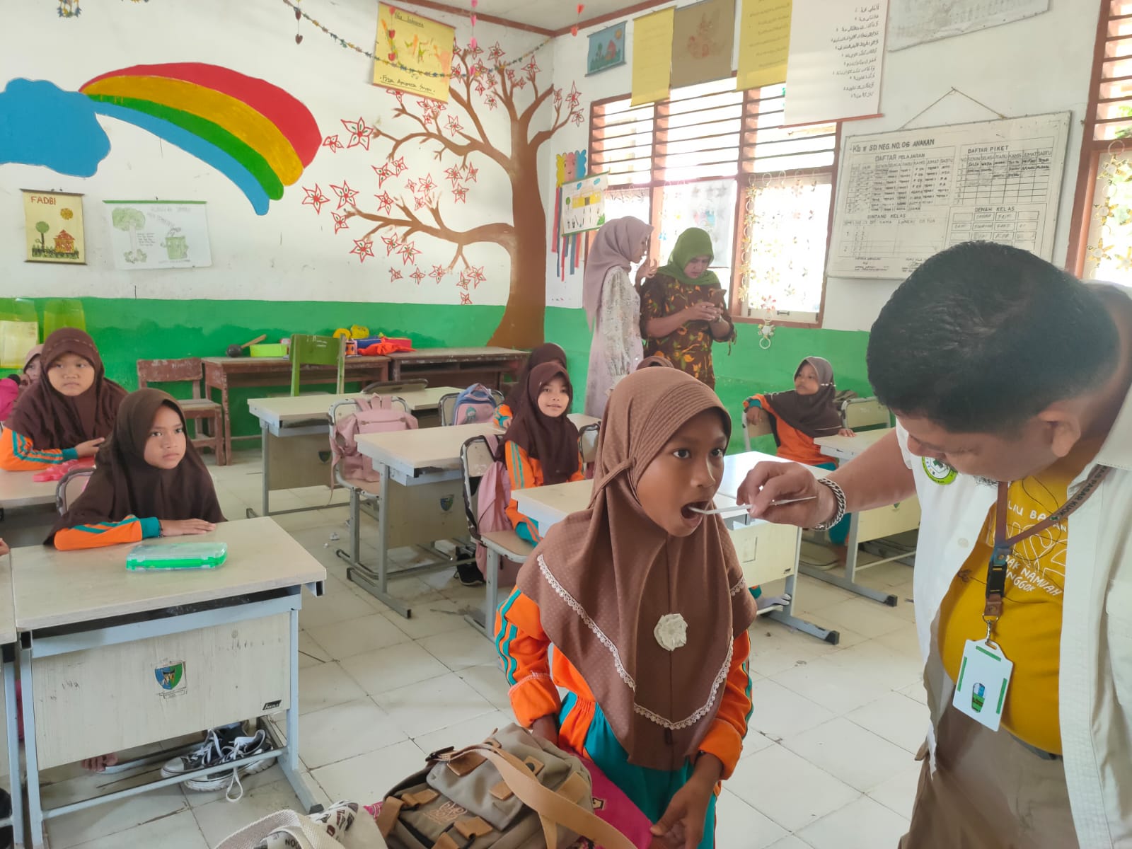 Puskesmas Pasar Kuok Melakukan Pemeriksaan Kesehatan  Berkala di SDN 06 Anakan