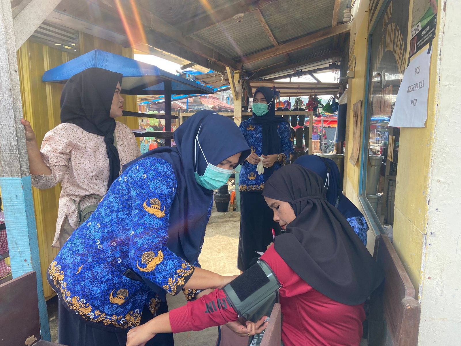 Petugas PTM Puskesmas Pasar baru membuka Pos Kesehatan di wilayah Pasar Kenagarian Pasar Baru