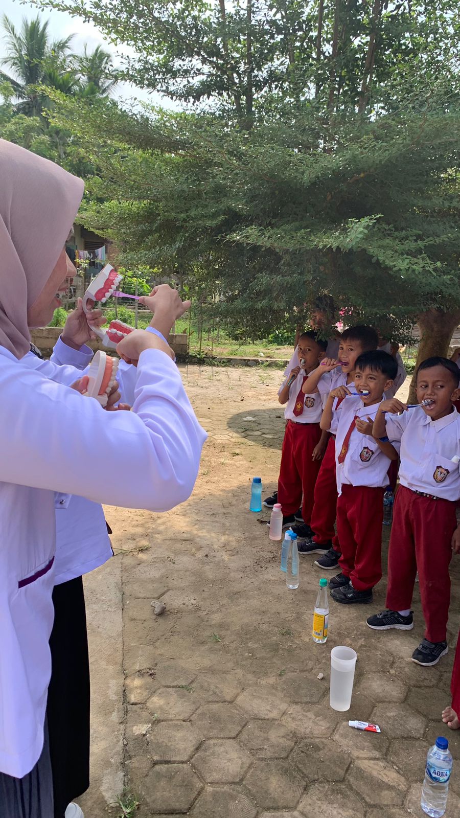 Puskesmas Pasar Kuok Pemeriksaan Kesehatan  Berkala Sikat gigi Massal di SDN 24 Anakan 