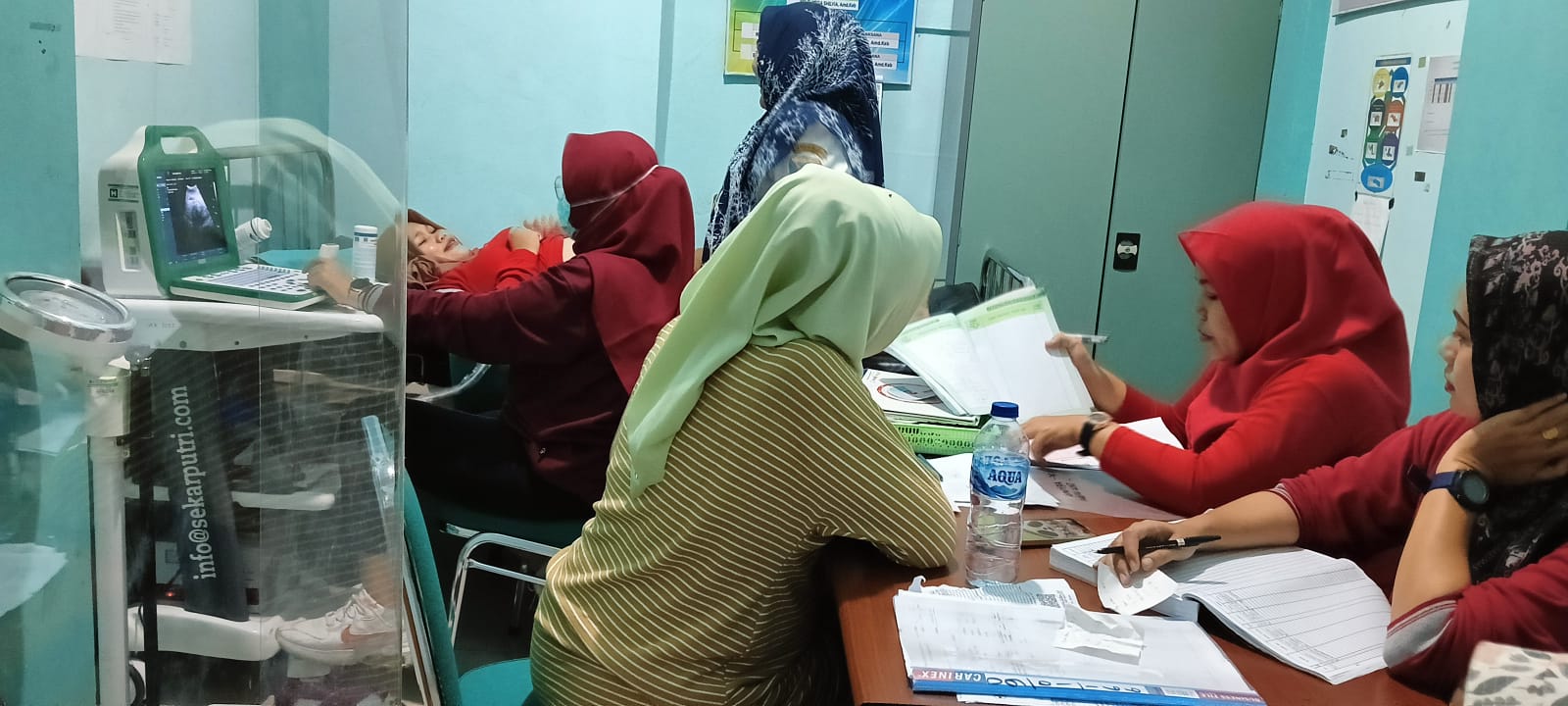 PEMERIKSAAN KEHAMILAN DENGAN USG OLEH DOKTER DI TM 1 DAN TM 3 KEHAMILAN PKM PASAR BARU