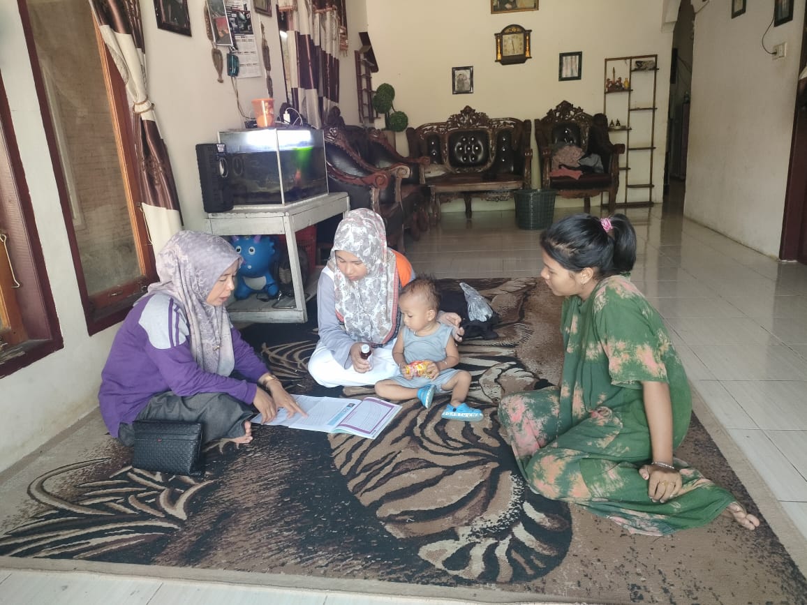 PKM Airpura melakukan kunjungan rumah pemantauan minum obat (ISPA) Nagari lalang panjang inderapura