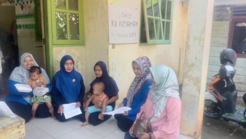 Pkm Tj Beringin melakukan wawancara pengisian kuesioner tentang pola asuh orang tua bayi balita usia