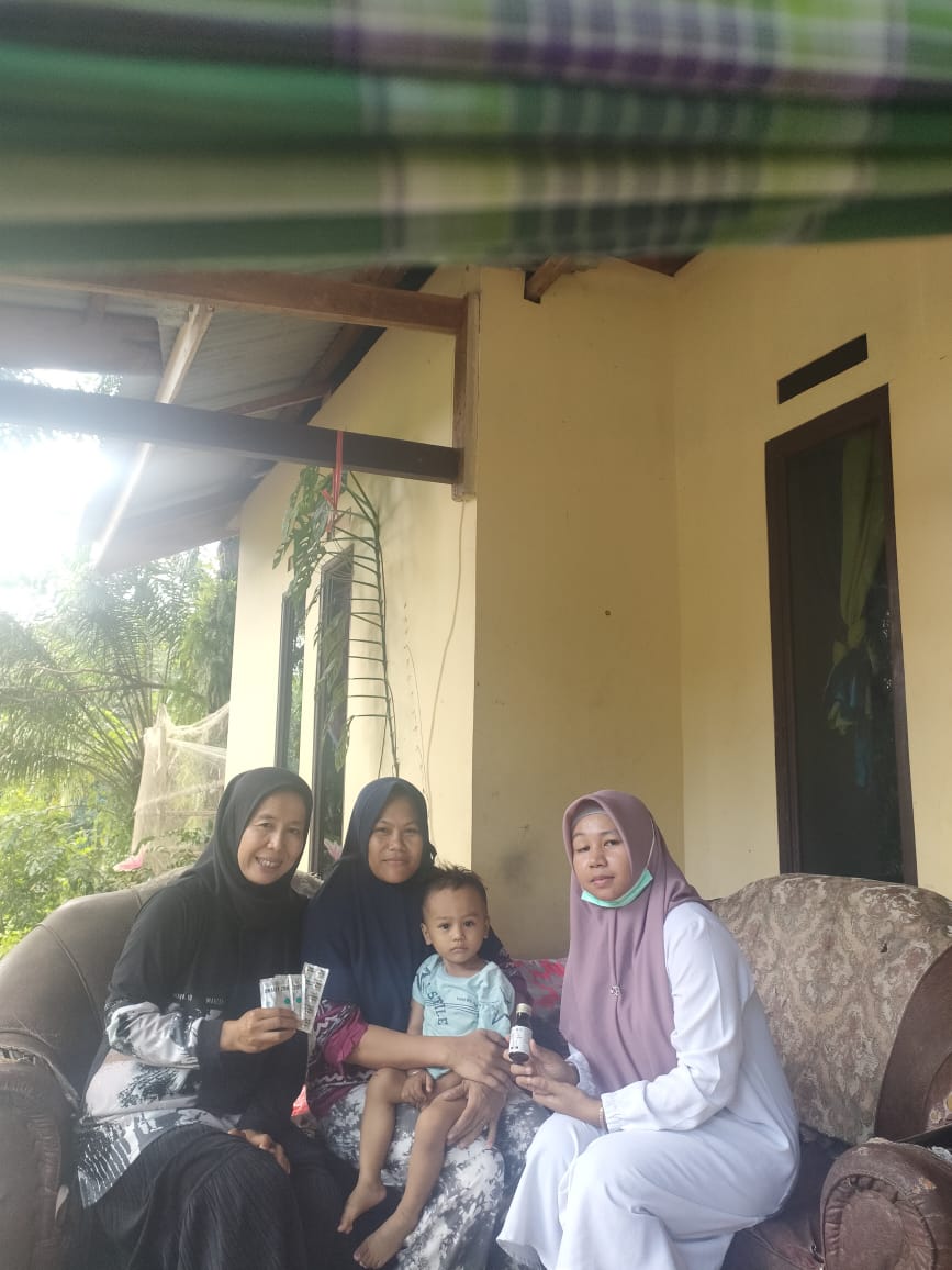  Petugas anak PKM Airpura melakukan  kunjungan rumah pemantauan minum obat (DIARE) di Nagari Muara i