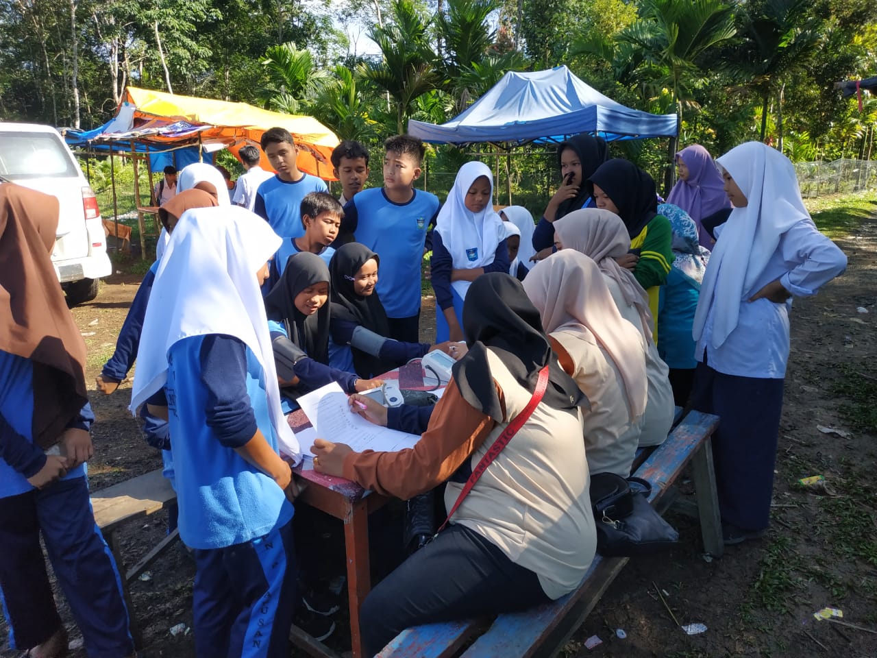 Tim Kebugaran Dinas Kesehatan Melakukan Kegiatan Jasmani di Sekolah