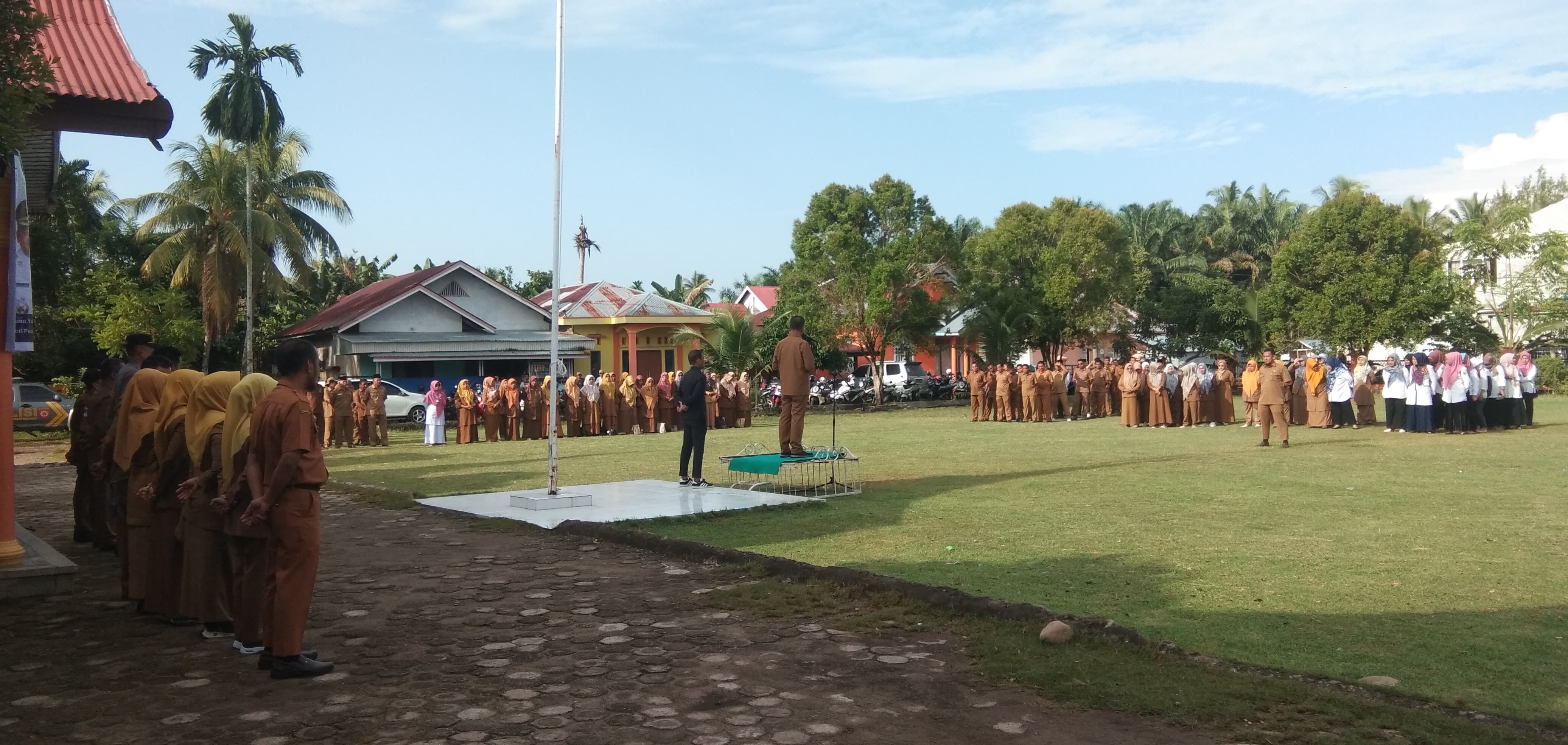 Kadinkes mendampingi Bupati  Menghadiri undangan Apel Gabungan Kecamatan Linggo Sari Baganti