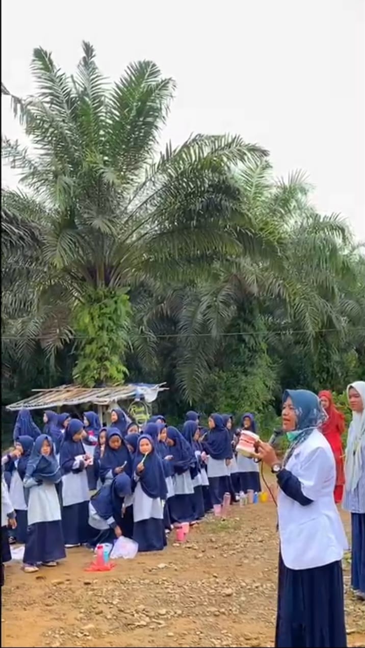 Penjaringan dan Penyuluhan Kesehatan dan Pemeriksaan Berkala dan Gosok Gigi Bersama di Sekolah SD IT