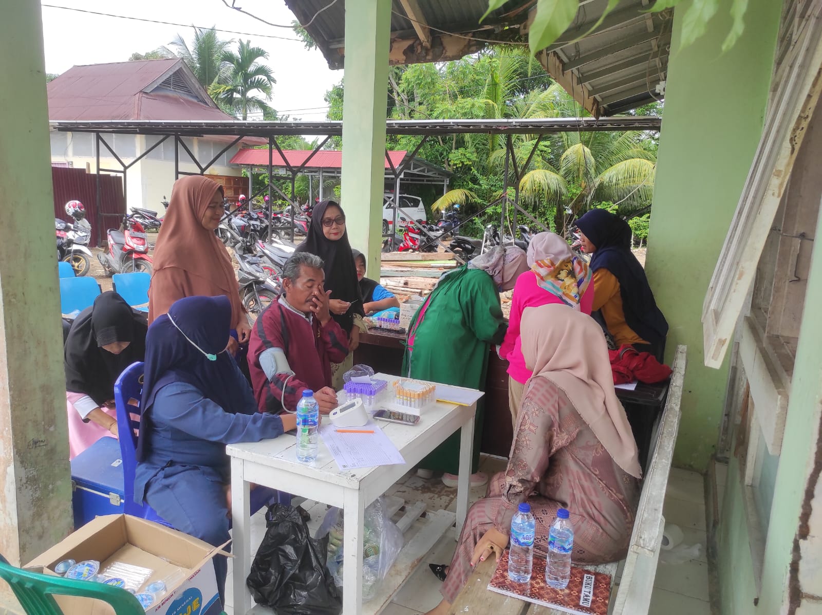 Pemeriksaan Darah Pasien PROLANIS oleh tim Labkesda Padang 
