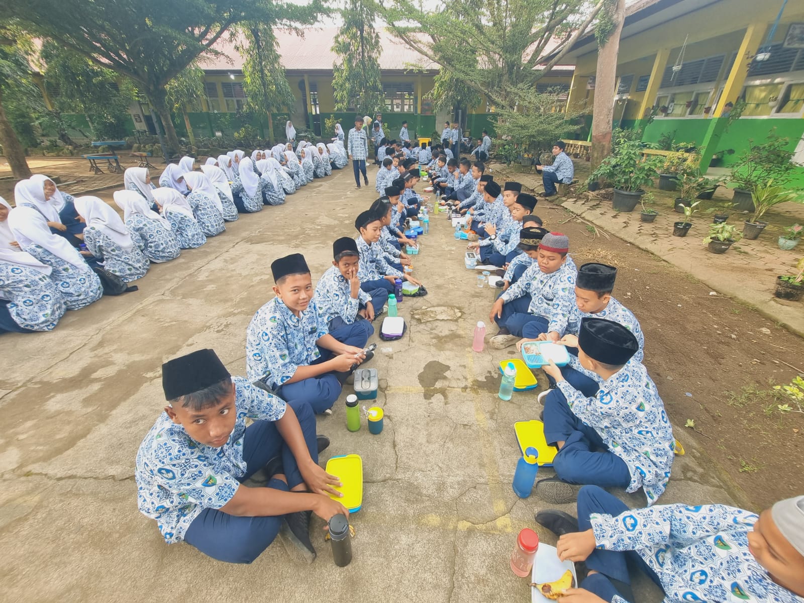 Aksi Bergizi Serentak Di SMPN 1 Linggo Sari Baganti