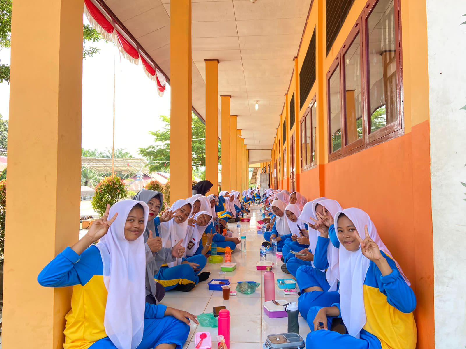 Tim Promkes dan Tim Gizi dan uKGS Puskesmas Airpura melaksanakan Gerakan Aksi Bergizi di SMAN 01 Air