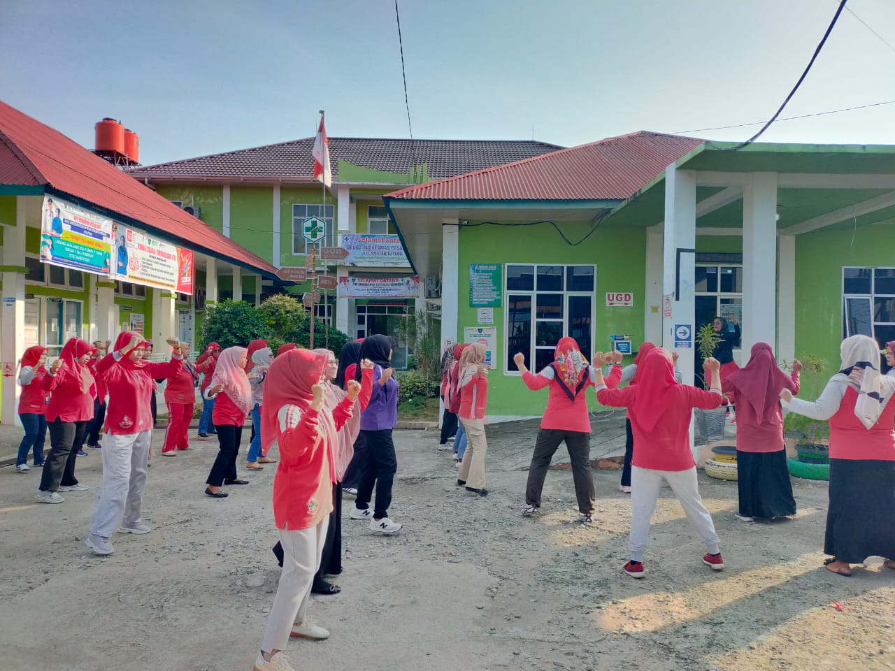 Melaksanakan  Senam Pagi Bersama  Di Puskesmas Pasar Baru