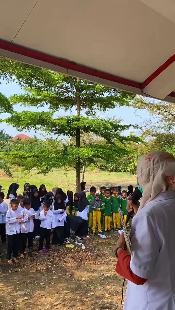 Penyuluhan Kesehatan Gigi Dan Mulut Serta Praktek Sikat Gigi Bersama Di SDN 11 Tapan