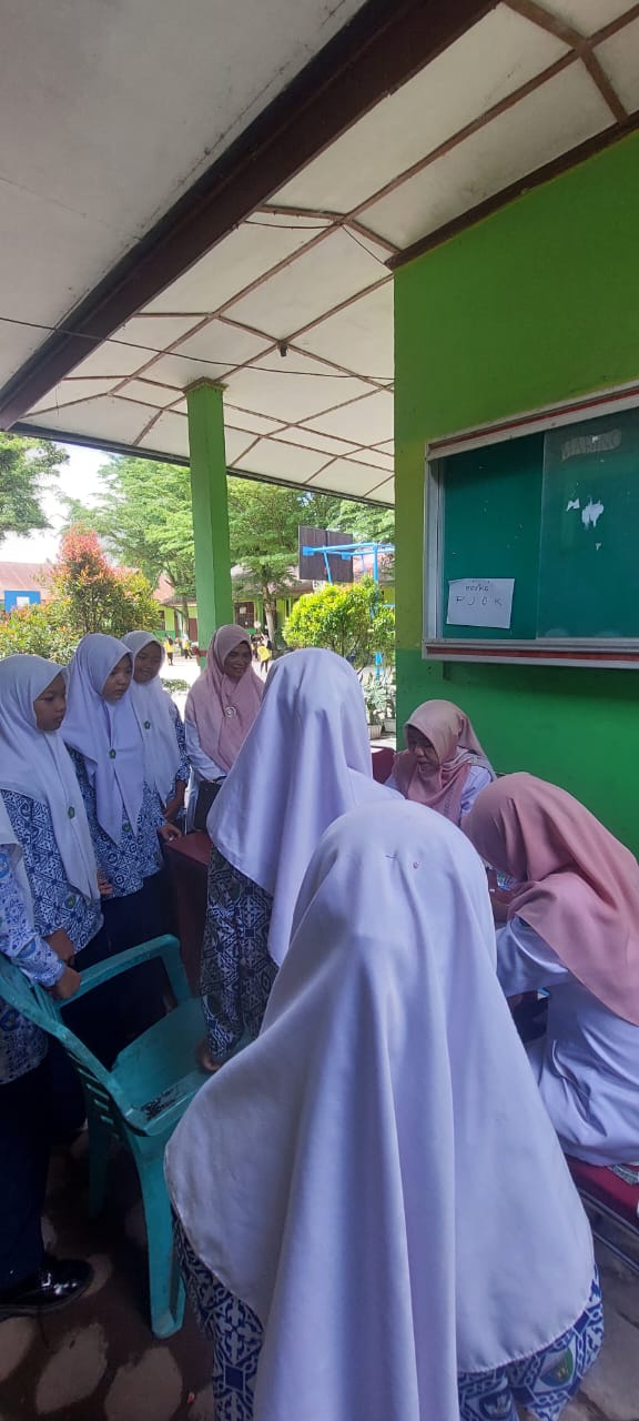 Pemberian Tablet Tambah Darah oleh pet Gizi dan Pemeriksaan HB Kepada Remaja Putri oleh pet Labor  d