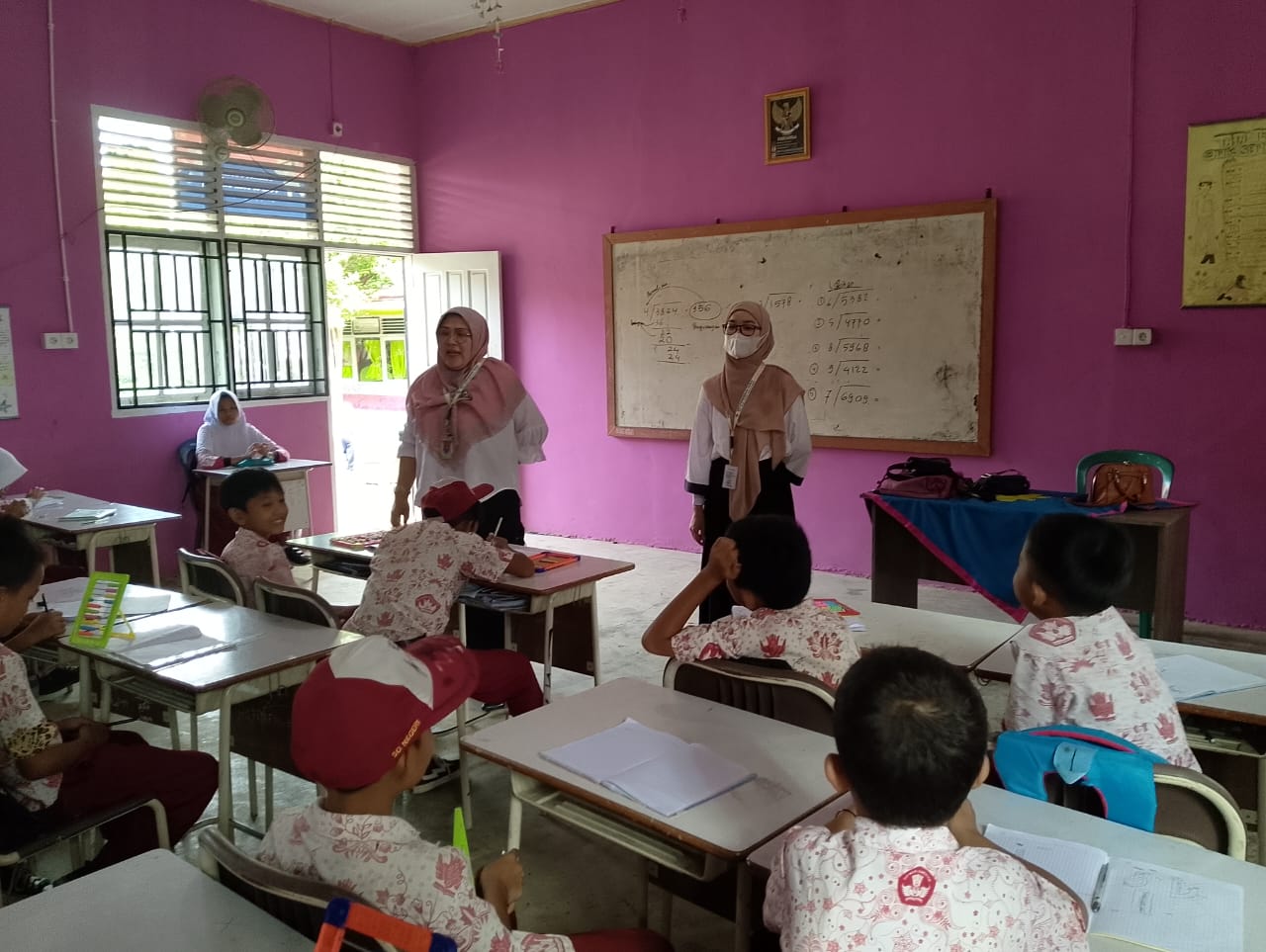 Pemberian Obat Pencegahan Massal (POPM) Kecacingan di SDN 08 Ps. 60 di Nagari Batang Arah
