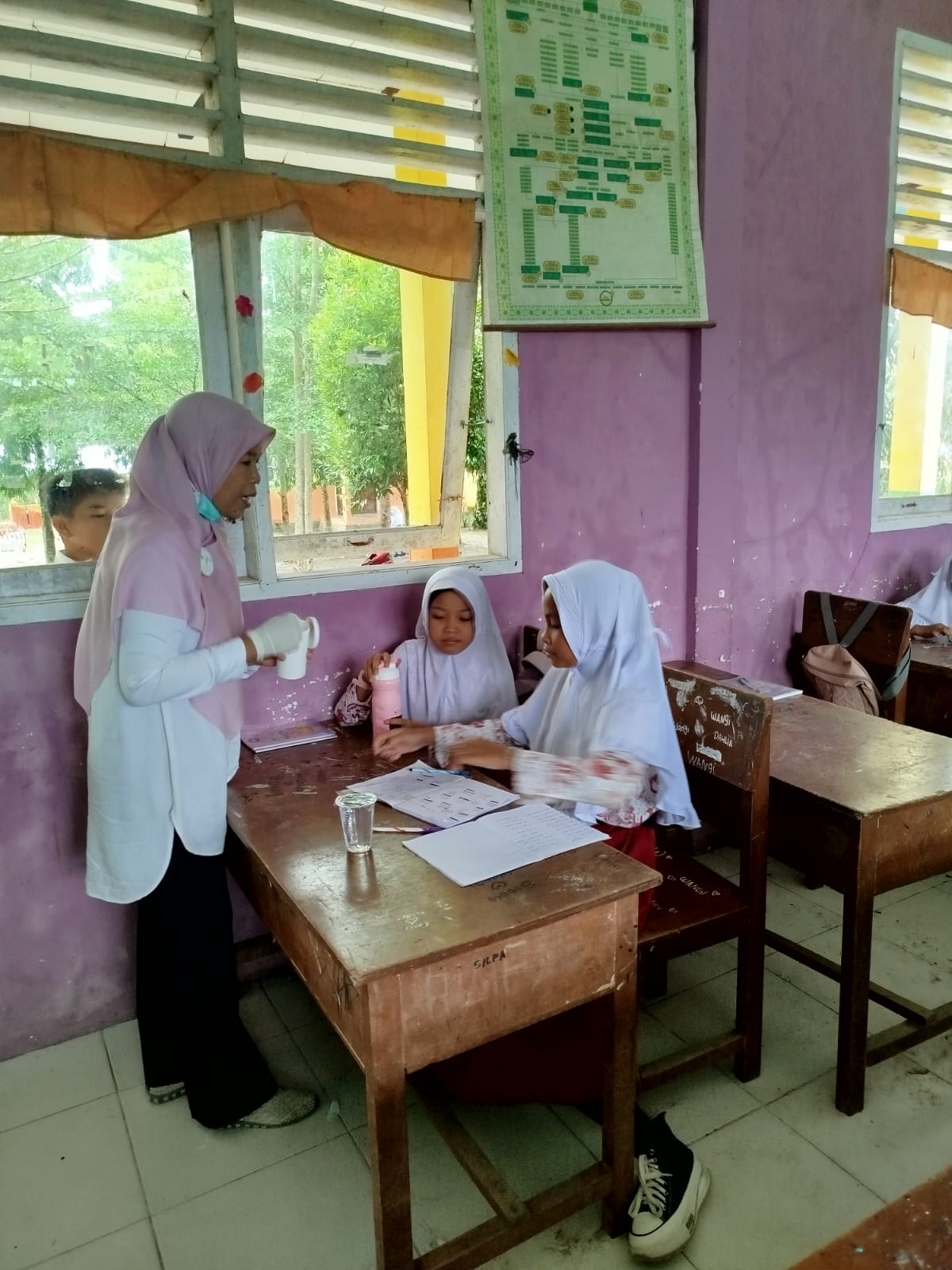Pemberian Obat Cacing pada Anak sekolah dasar Di wilayah kerja Puskesmas Surantih