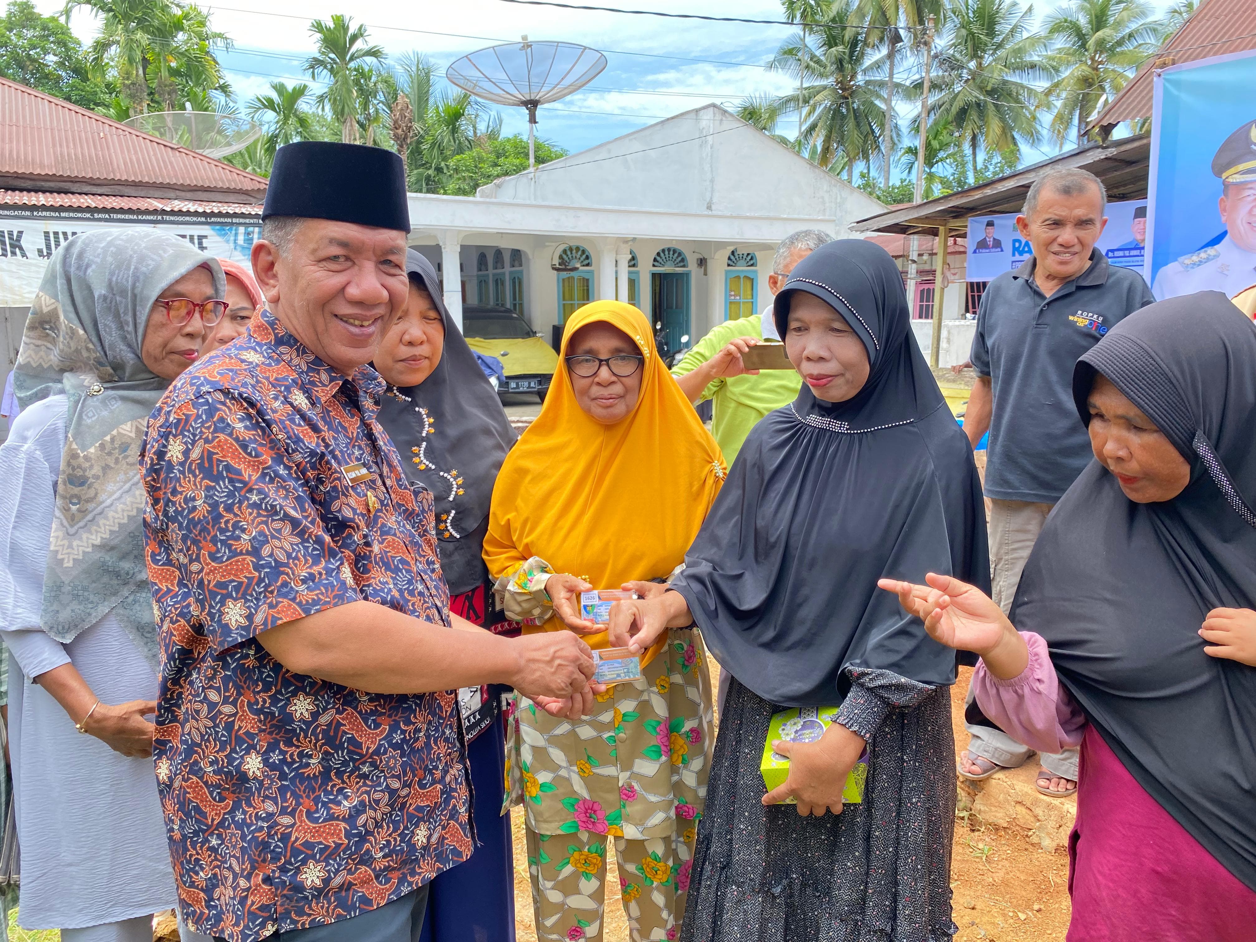Penyerahan Bantuan Pembangunan Rumah Tidak Layak Huni (RTLH) dan Penyerahan Secara Simbolis Kartu BP