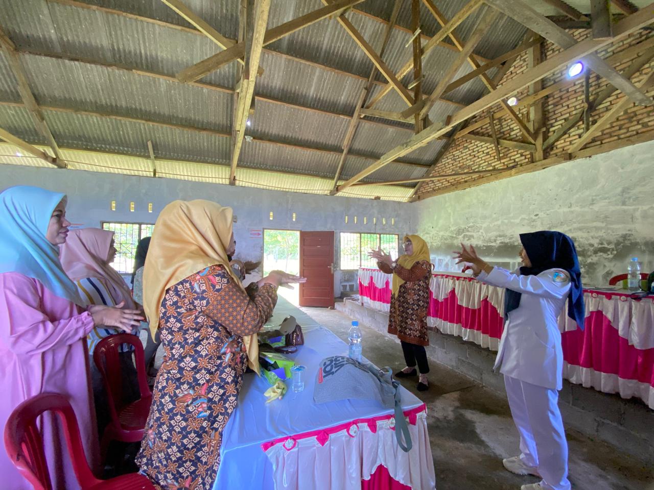 Pemberdayaan Kader Masyarakat Melalui Pemicuan Untuk Implementasi 5 Pikar STBM di Gedung Serbaguna P