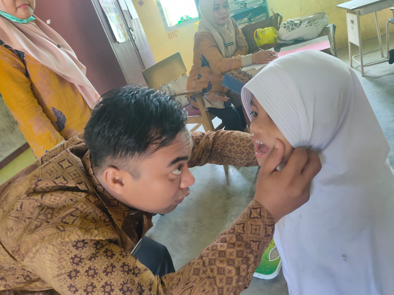 Melakukan Skrining dan Pemeriksaan Kesehatan  Berkala  Di SDN 22 Pasar Taluk