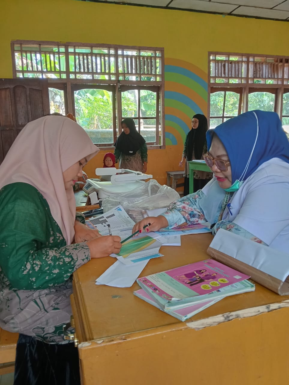 Monitoring Kegiatan Posyandu dan Penilaian 25 Kompetensi Dasar Kecakapan Kader Posyandu di Nagari Ri