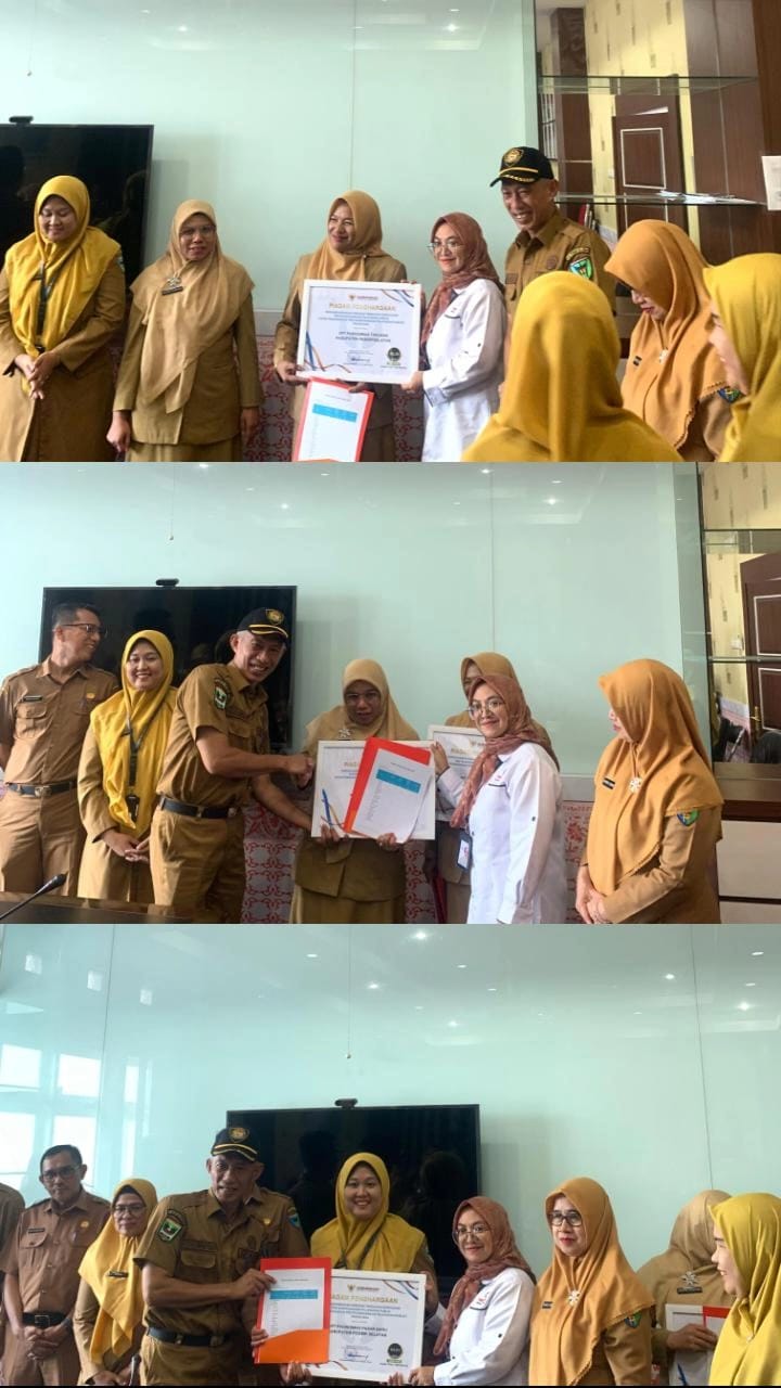 Penyerahan Penghargaan Penilaian Kepatuhan Penyelenggaraan Pelayanan Publik Pemerintah Daerah