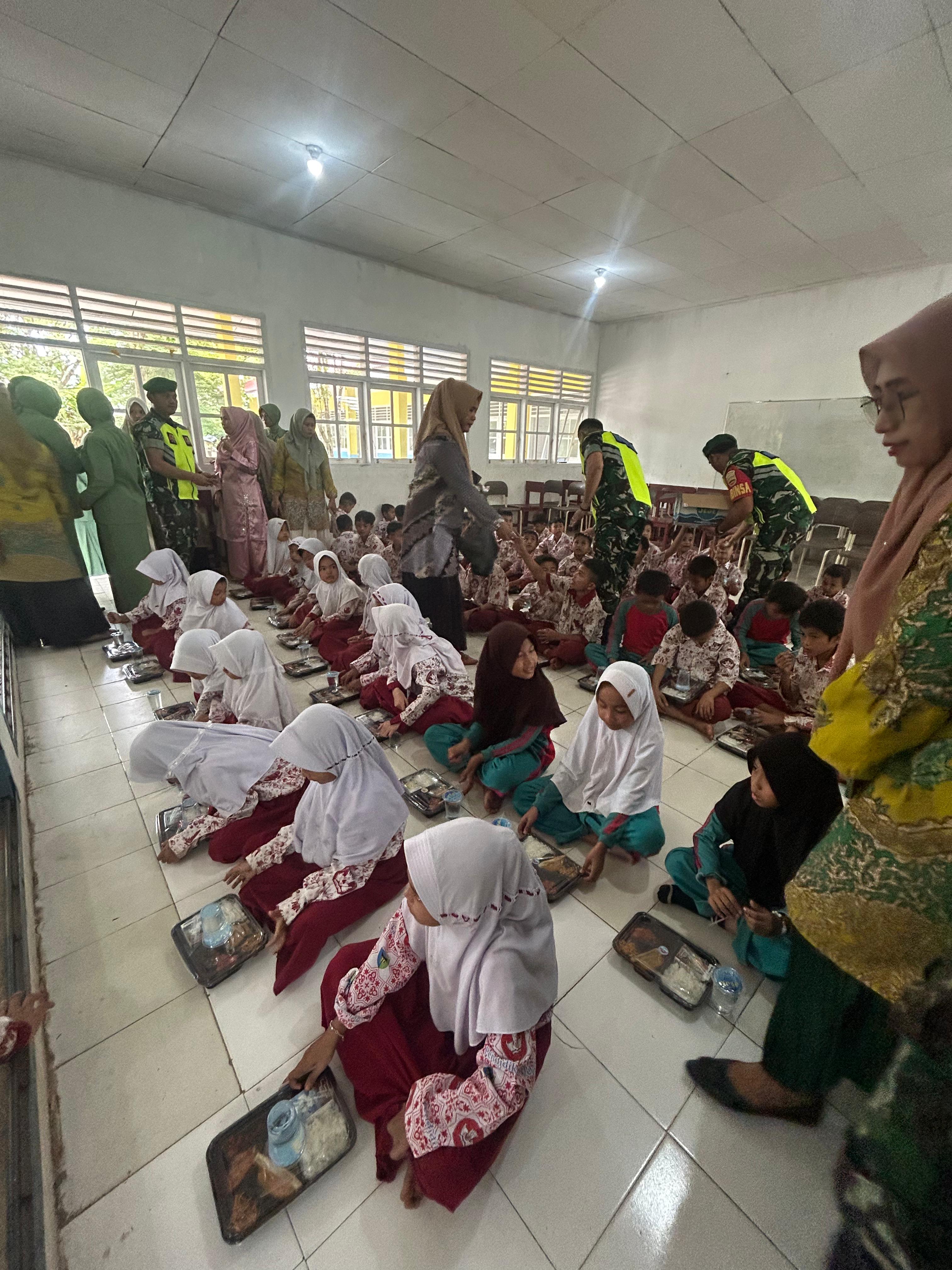 Uji Coba Makan Bergizi Gratis oleh Kodim 0311 Pesisir Selatan di SDN 08 Binjai Tapan Puskesmas Rahul