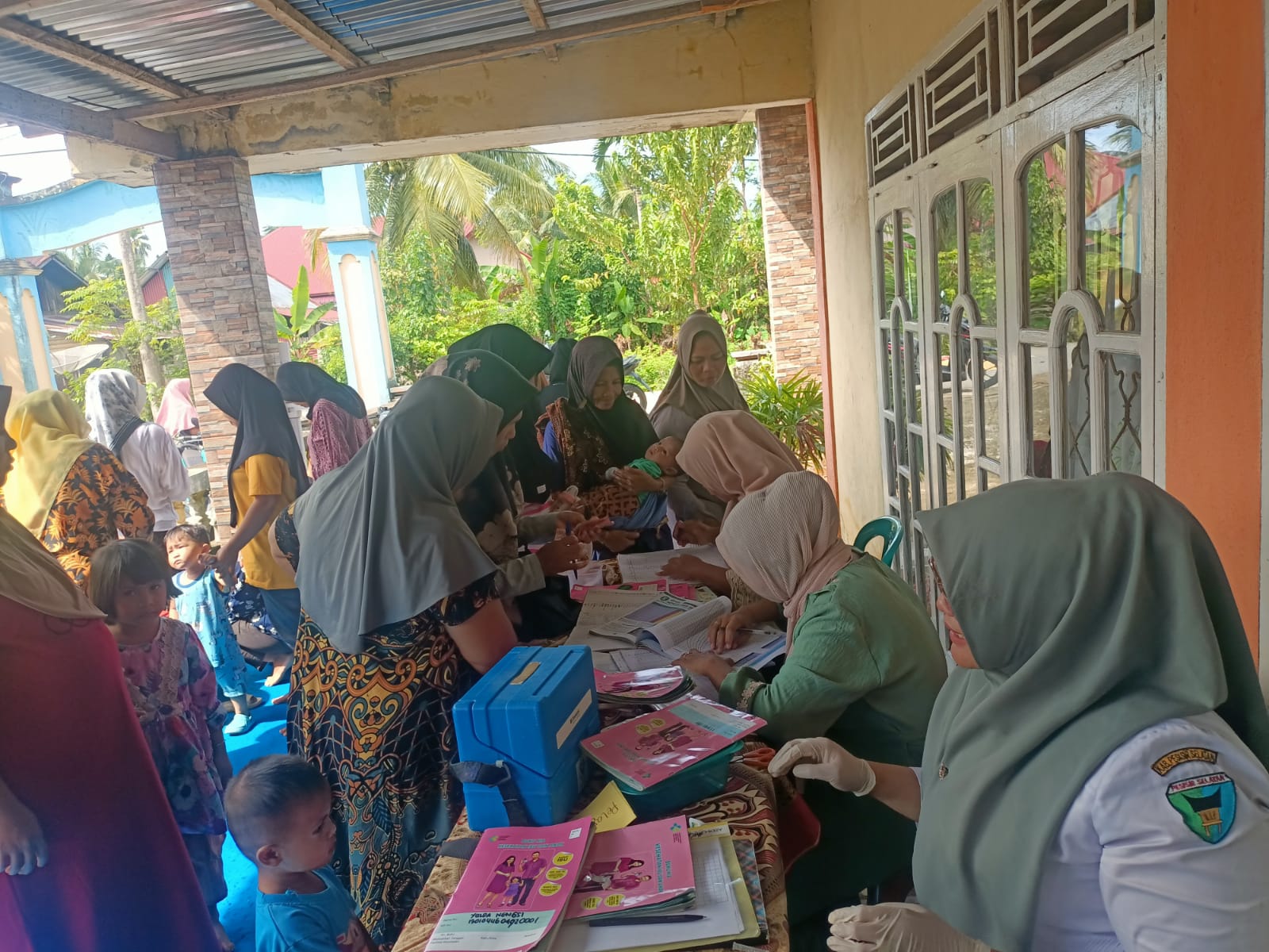 PUSKESMAS IV KOTO MUDIK Pelaksanaan kegiatan pemberian imunisasi rutin di posyandu pada bayi dan bal